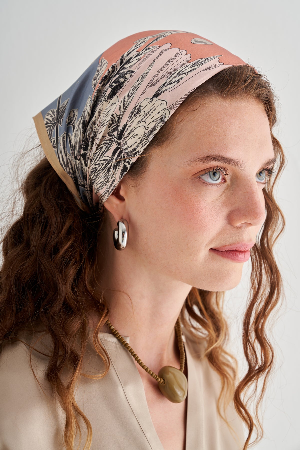 Bej Monica Saf İpek V Yaka Kısa Kollu Bluz