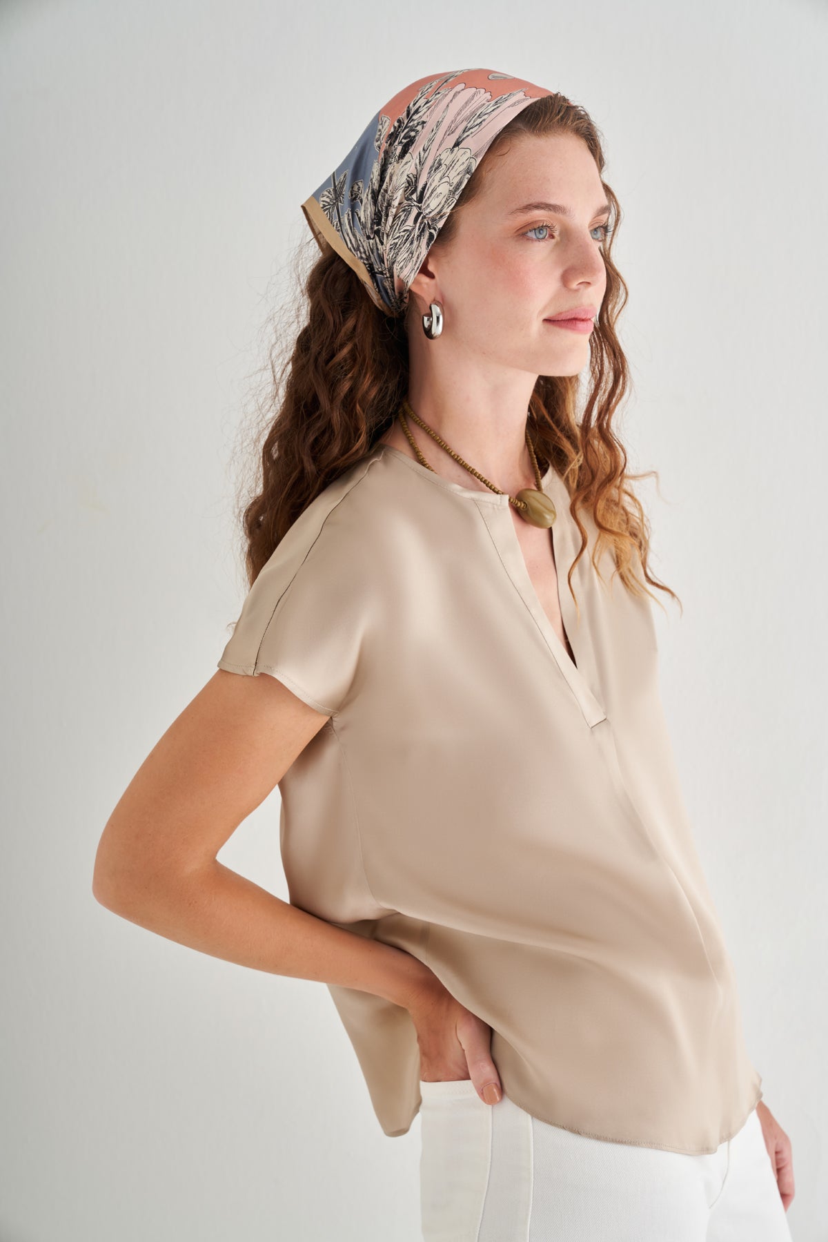 Bej Monica Saf İpek V Yaka Kısa Kollu Bluz