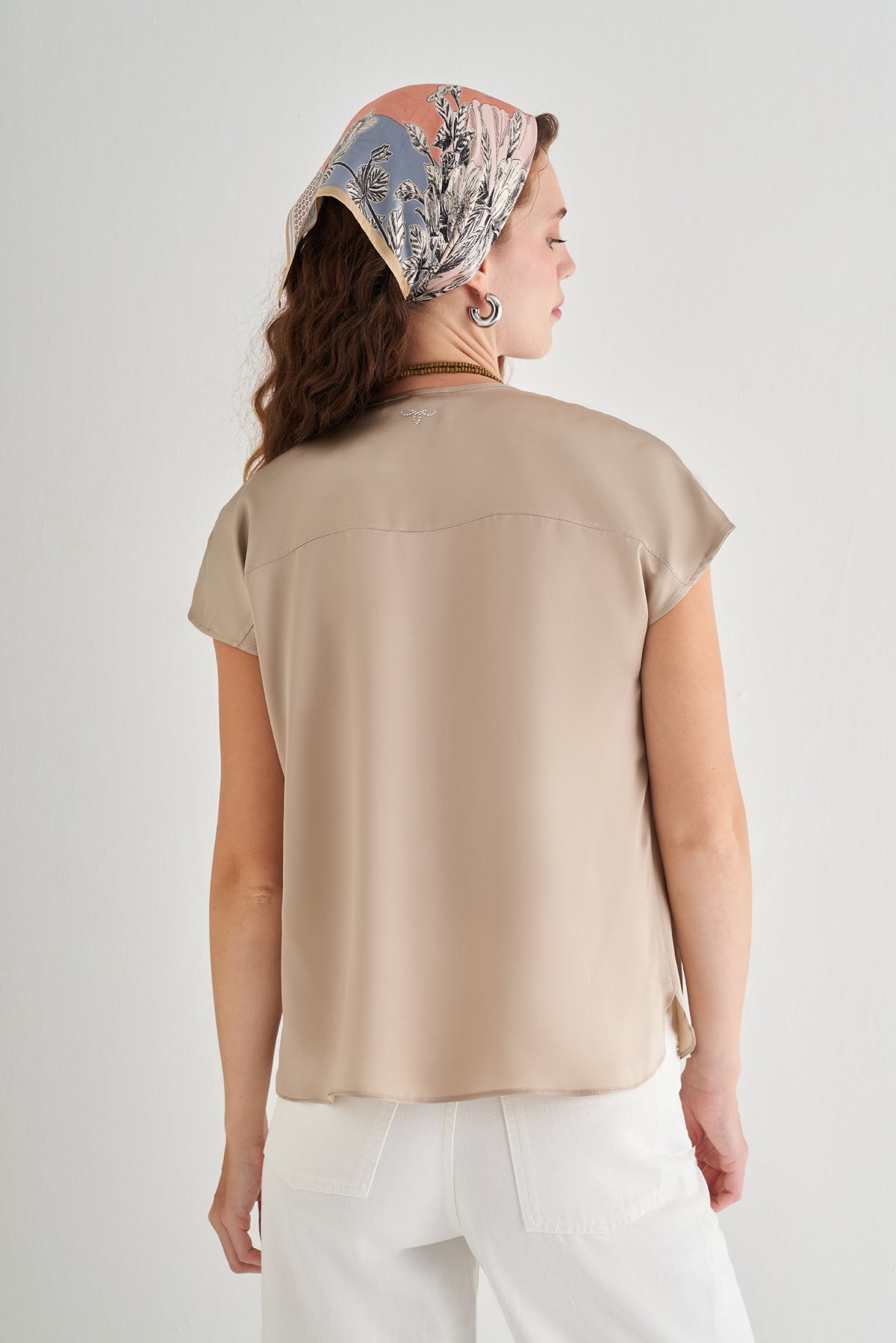 Bej Monica Saf İpek V Yaka Kısa Kollu Bluz