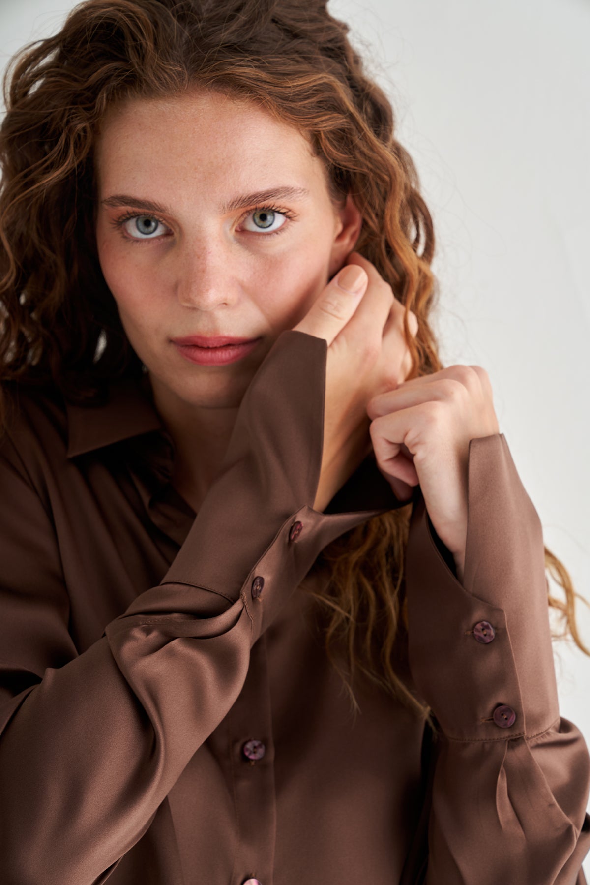 Acı Kahve Astrid Saf İpek Crop Gömlek