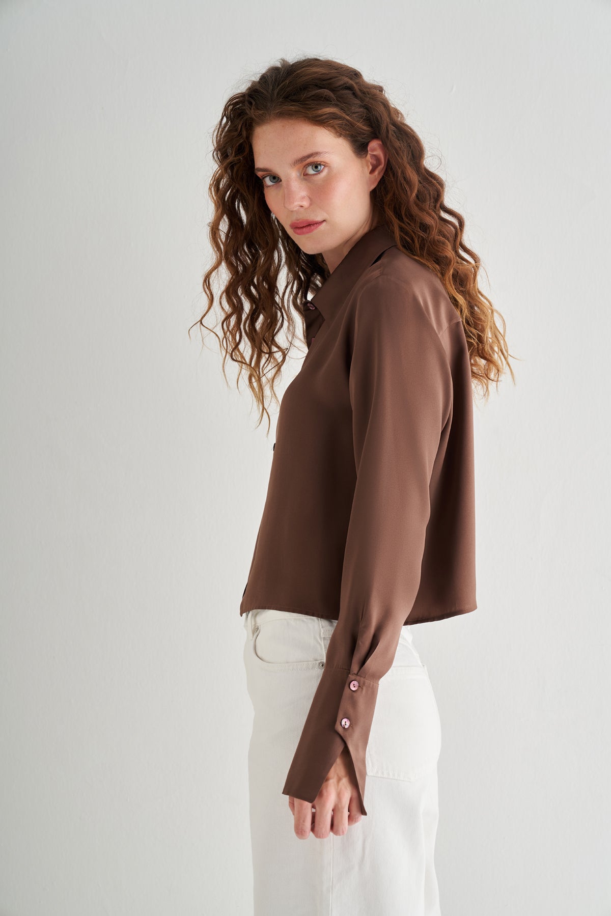 Acı Kahve Astrid Saf İpek Crop Gömlek