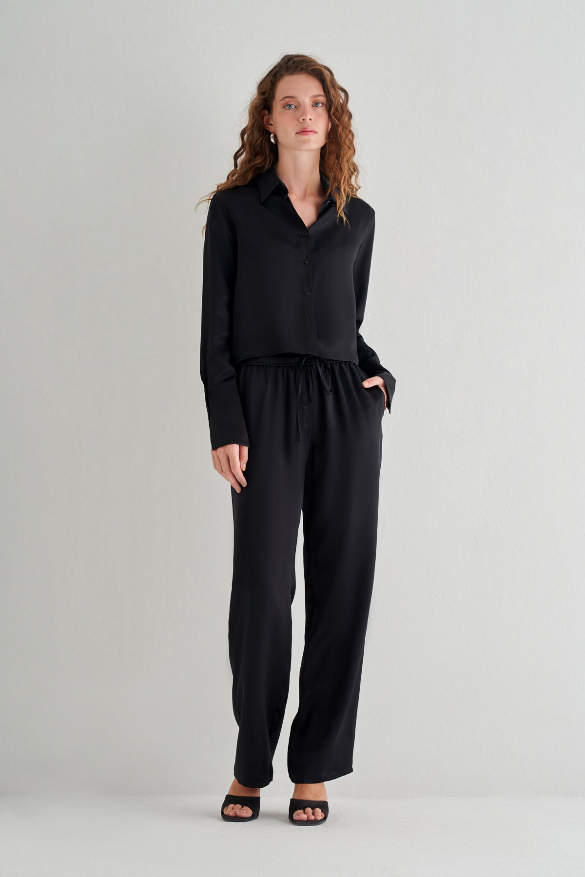 Siyah Astrid Saf İpek Crop Gömlek