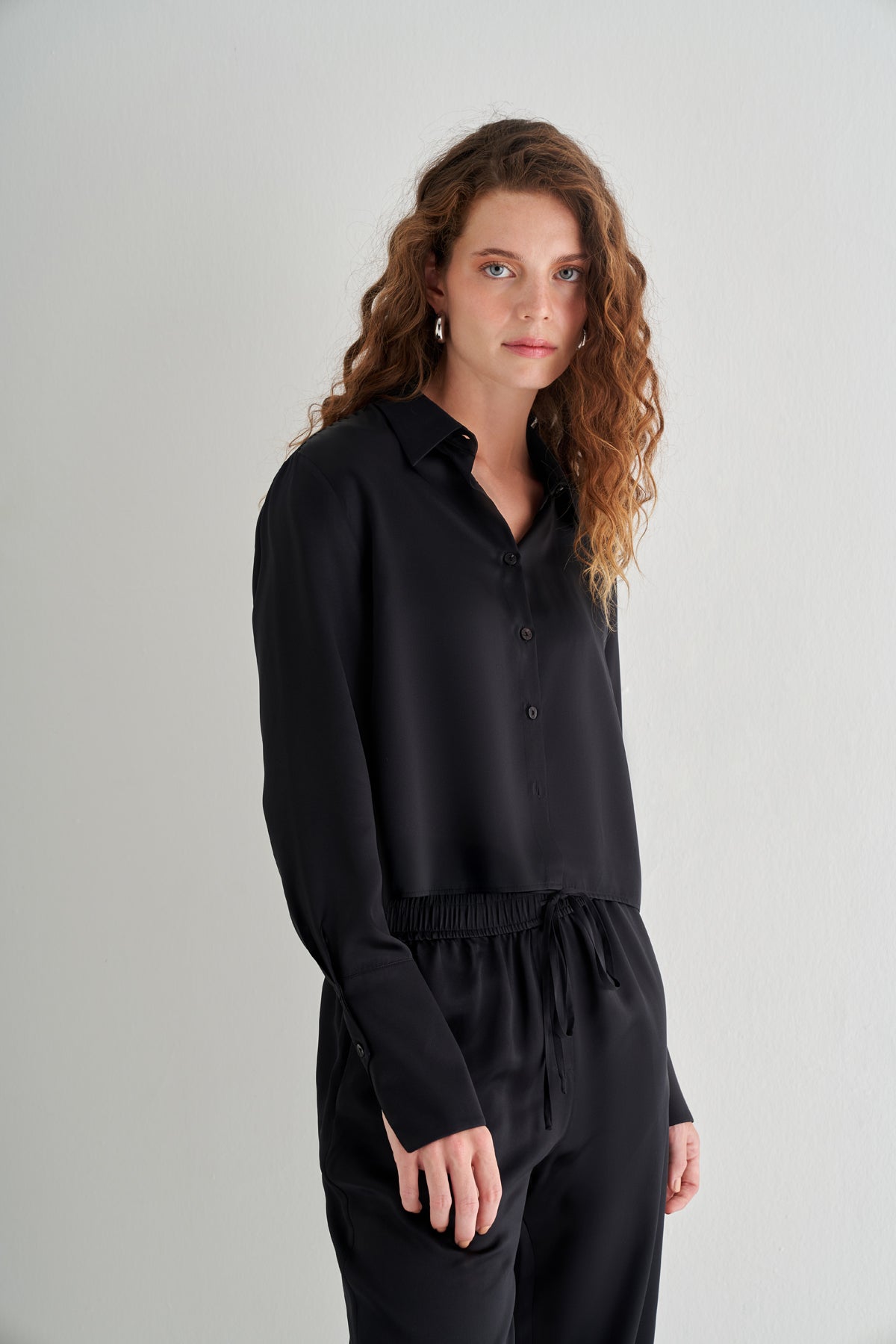 Siyah Astrid Saf İpek Crop Gömlek
