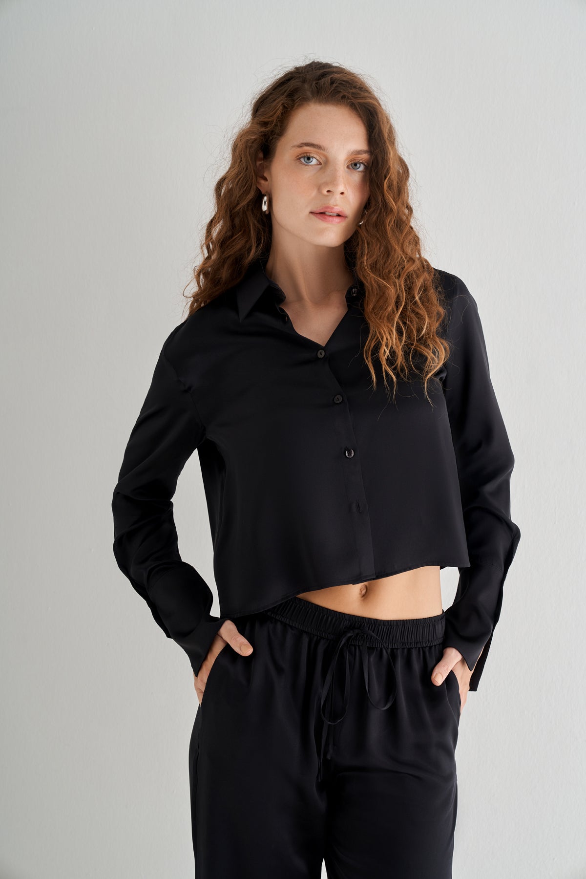 Siyah Astrid Saf İpek Crop Gömlek