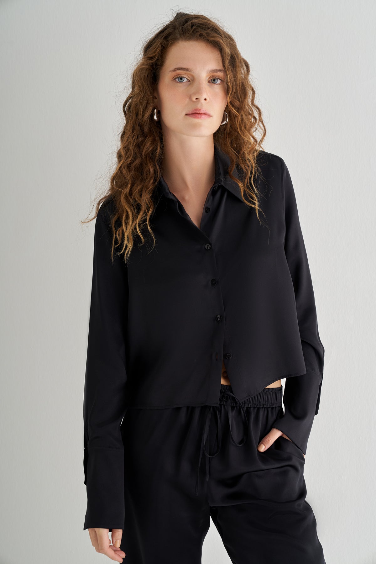 Siyah Astrid Saf İpek Crop Gömlek