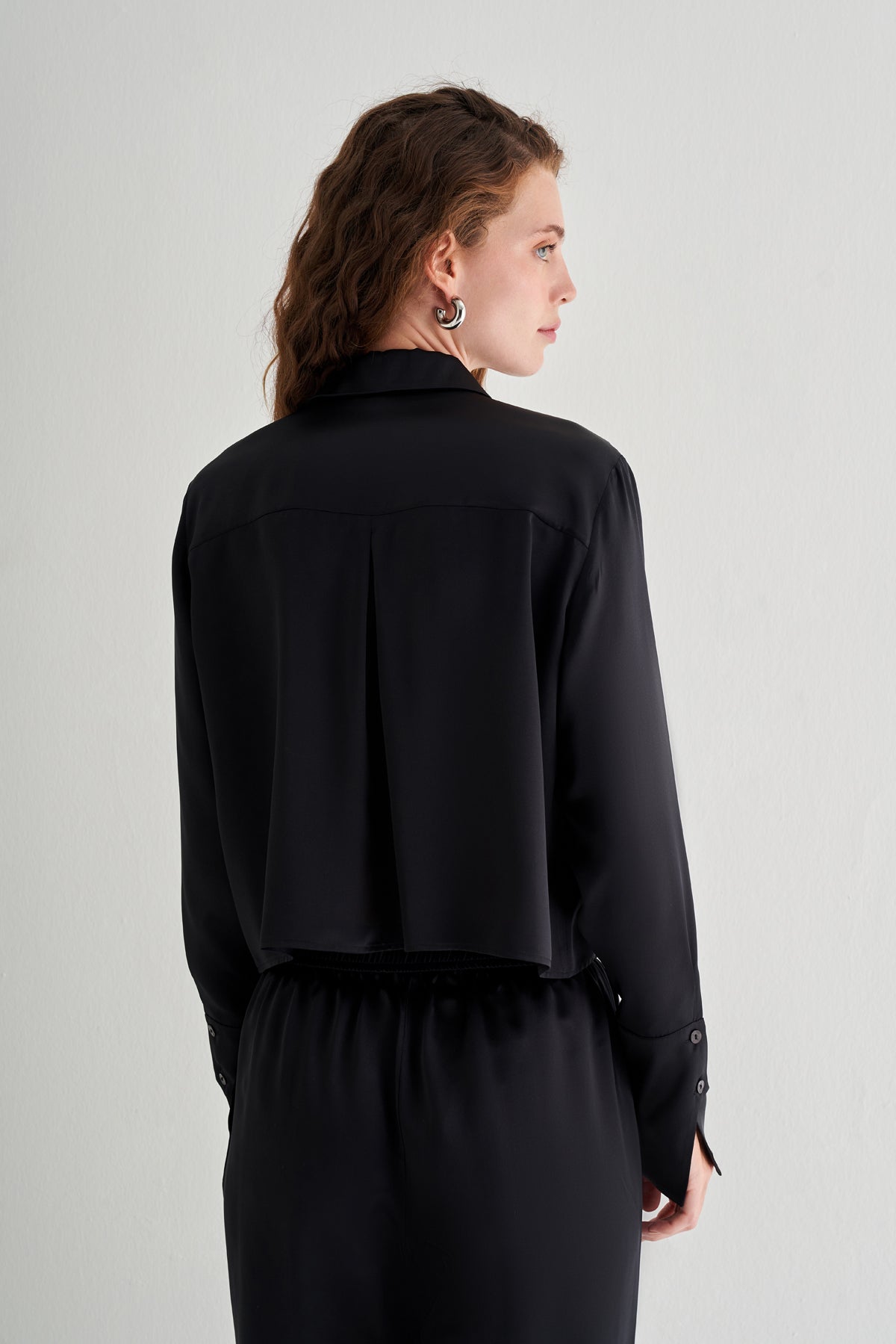 Siyah Astrid Saf İpek Crop Gömlek