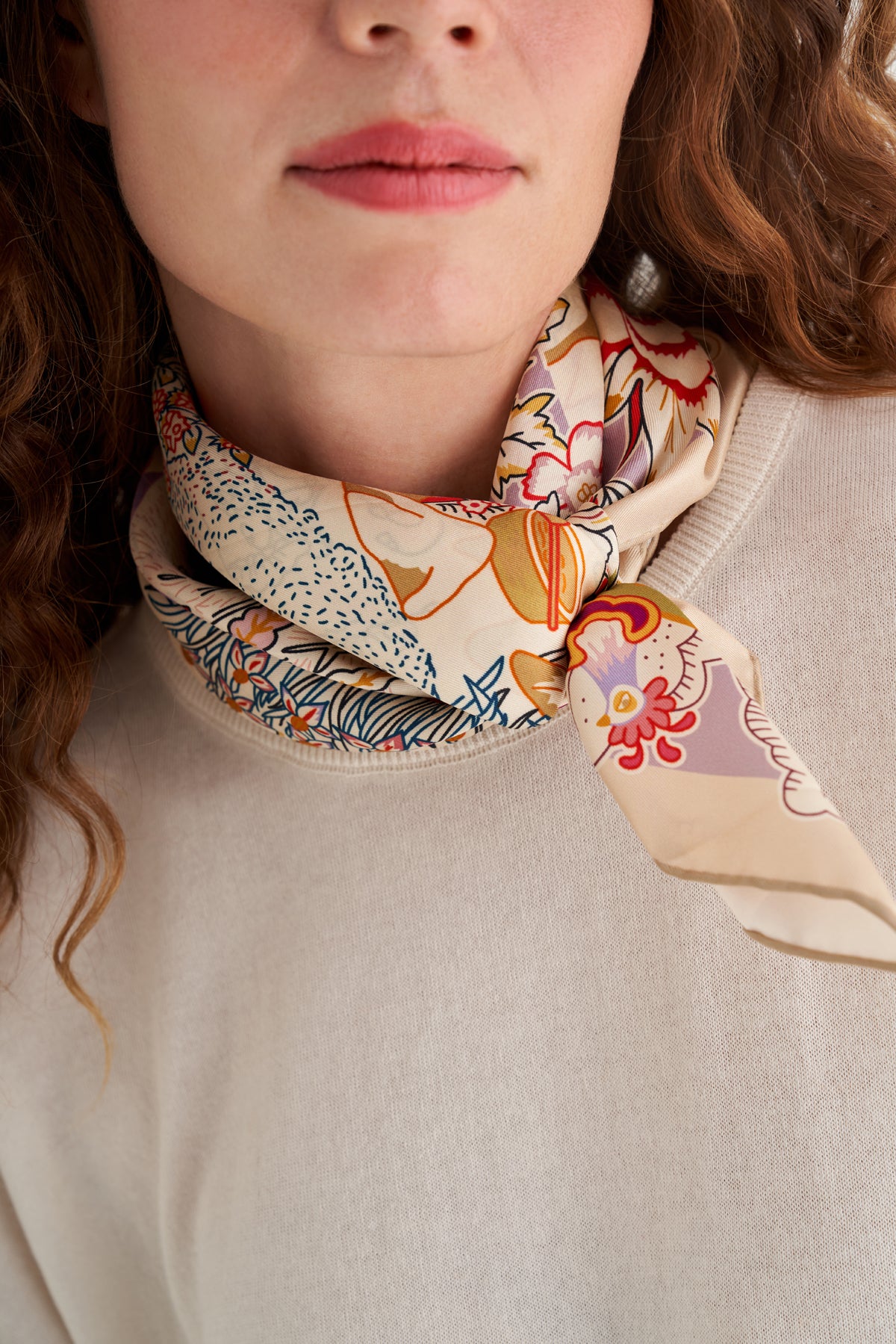 Koyu Bej Lara Saf İpek Baskılı Eşarp 90x90 cm