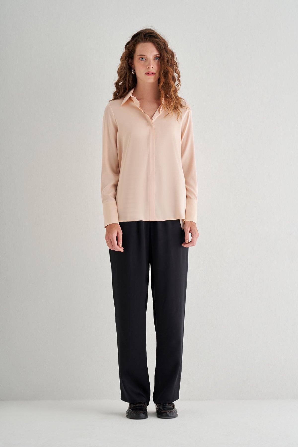 Pudra Saf İpek Audrey Uzun Kollu Gömlek