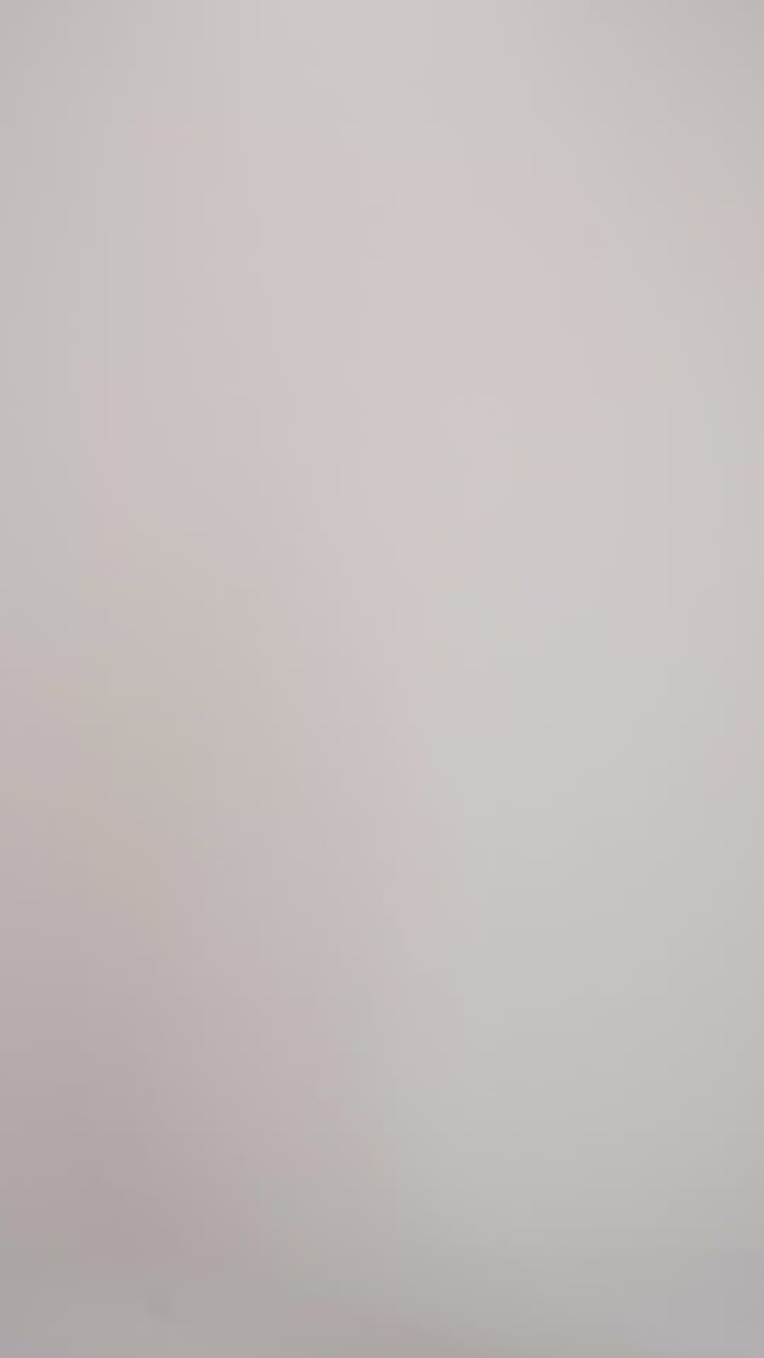 Videoyu yükle: Beyaz İpek Karışımlı Goya Yuvarlak Yaka Kısa Kollu Desenli Bluz