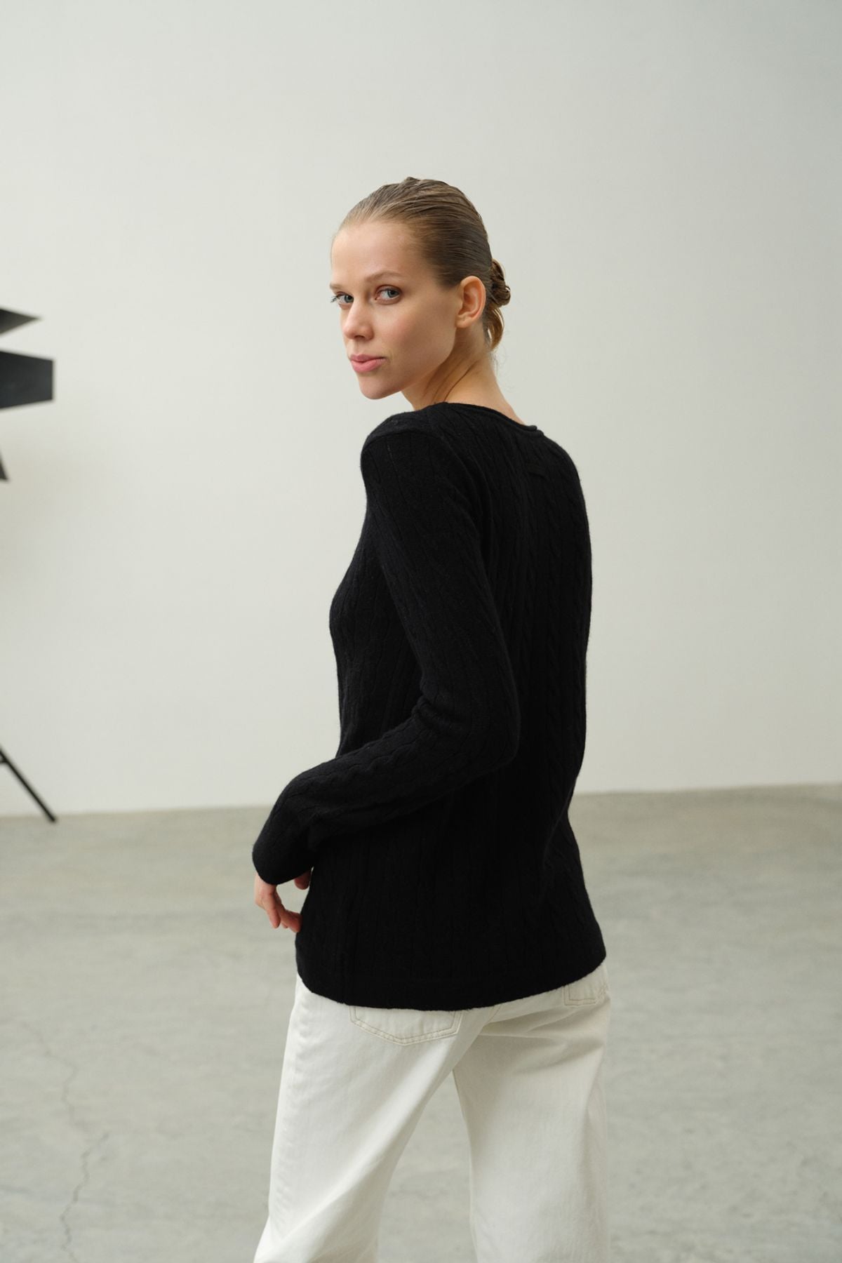 Siyah Kaşmir ve Yün Amelia Yuvarlak Yaka Kadın Kazak