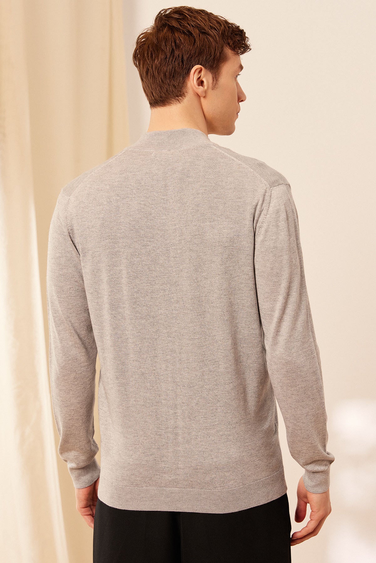 Açık Gri İpek ve Kaşmir Yarım Balıkçı Yaka Uzun Kollu Utku Erkek Hırka