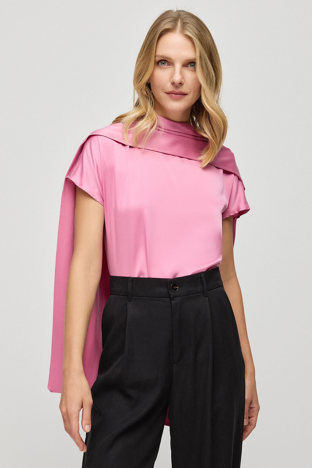 Gül Kurusu Saf İpek Cecilia Fular yaka Kısa Kollu Bluz