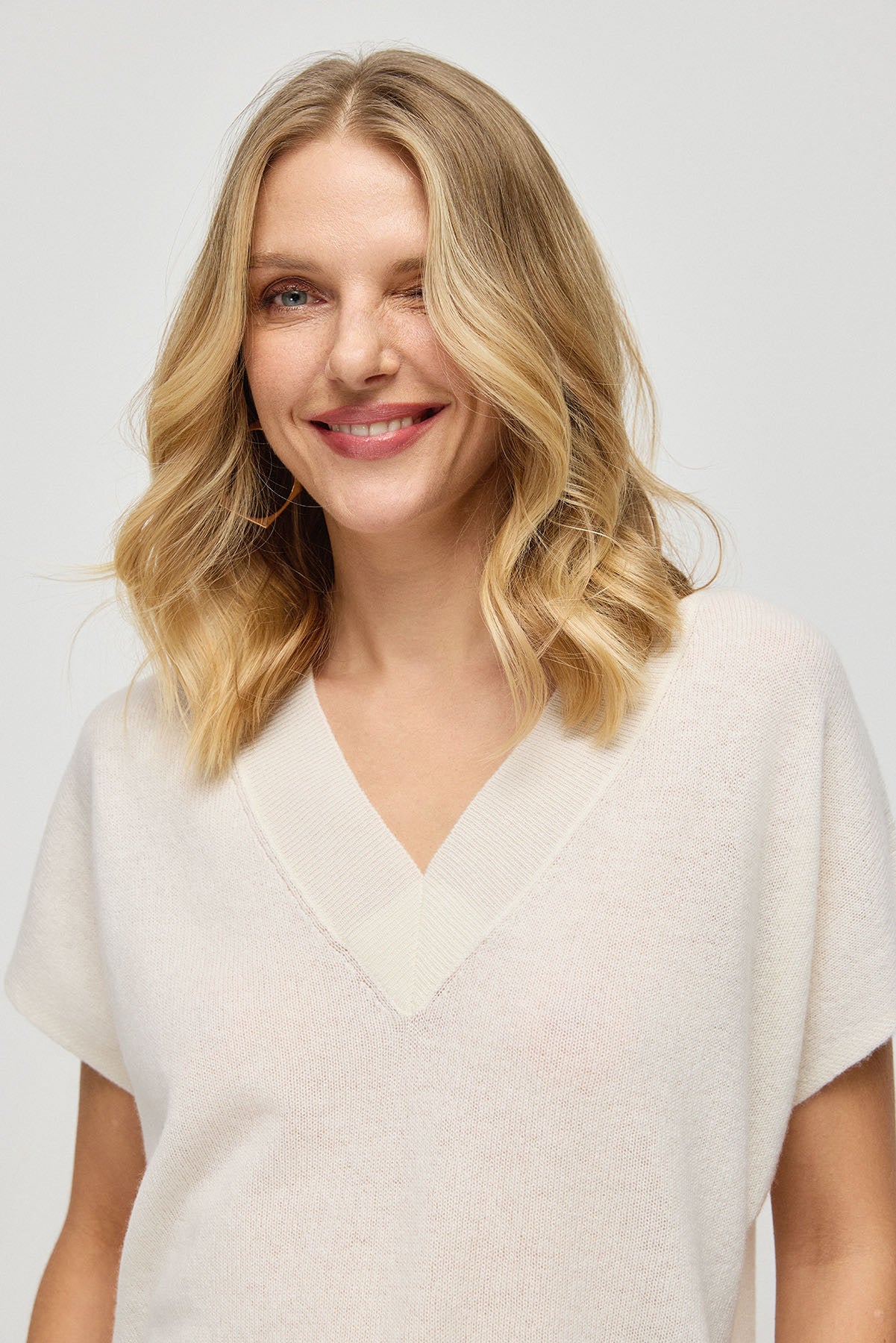 Beyaz Saf Kaşmir Kostir Derin V Yaka Rahat Kesim Kadın Triko