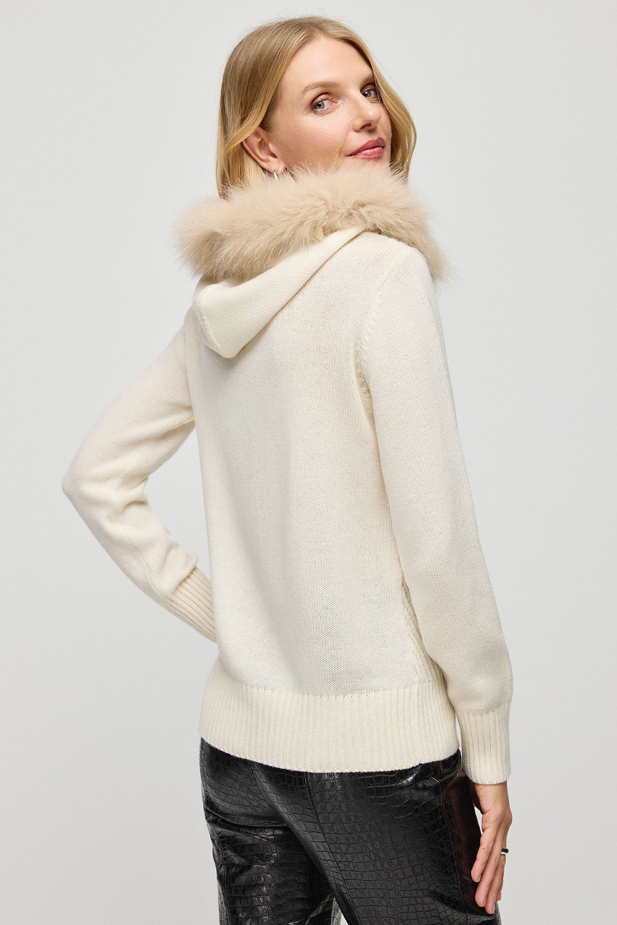 Ekru Kaşmir Yün Victoria Diagonal Dokulu Kürk Detaylı Kapüşonlu Hırka