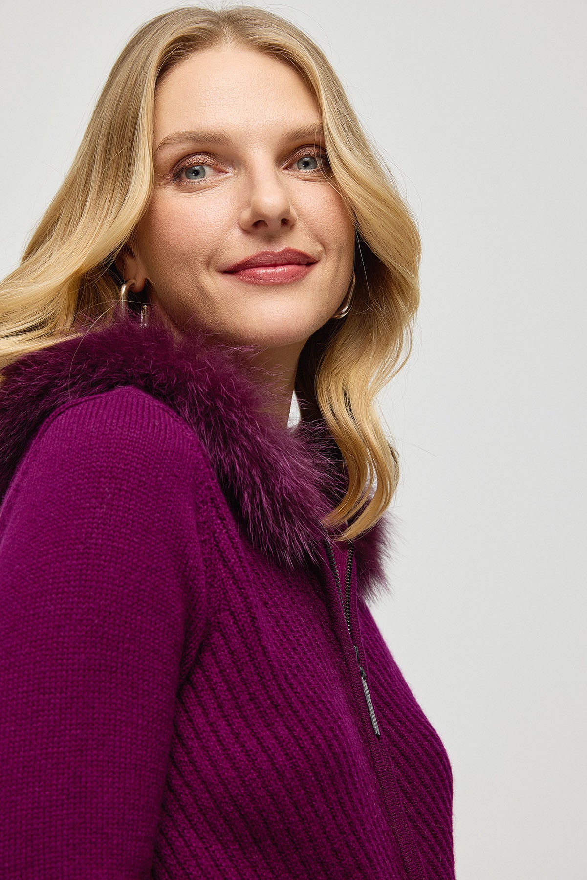 Mürdüm Kaşmir Yün Victoria Diagonal Dokulu Kürk Detaylı Kapüşonlu Hırka