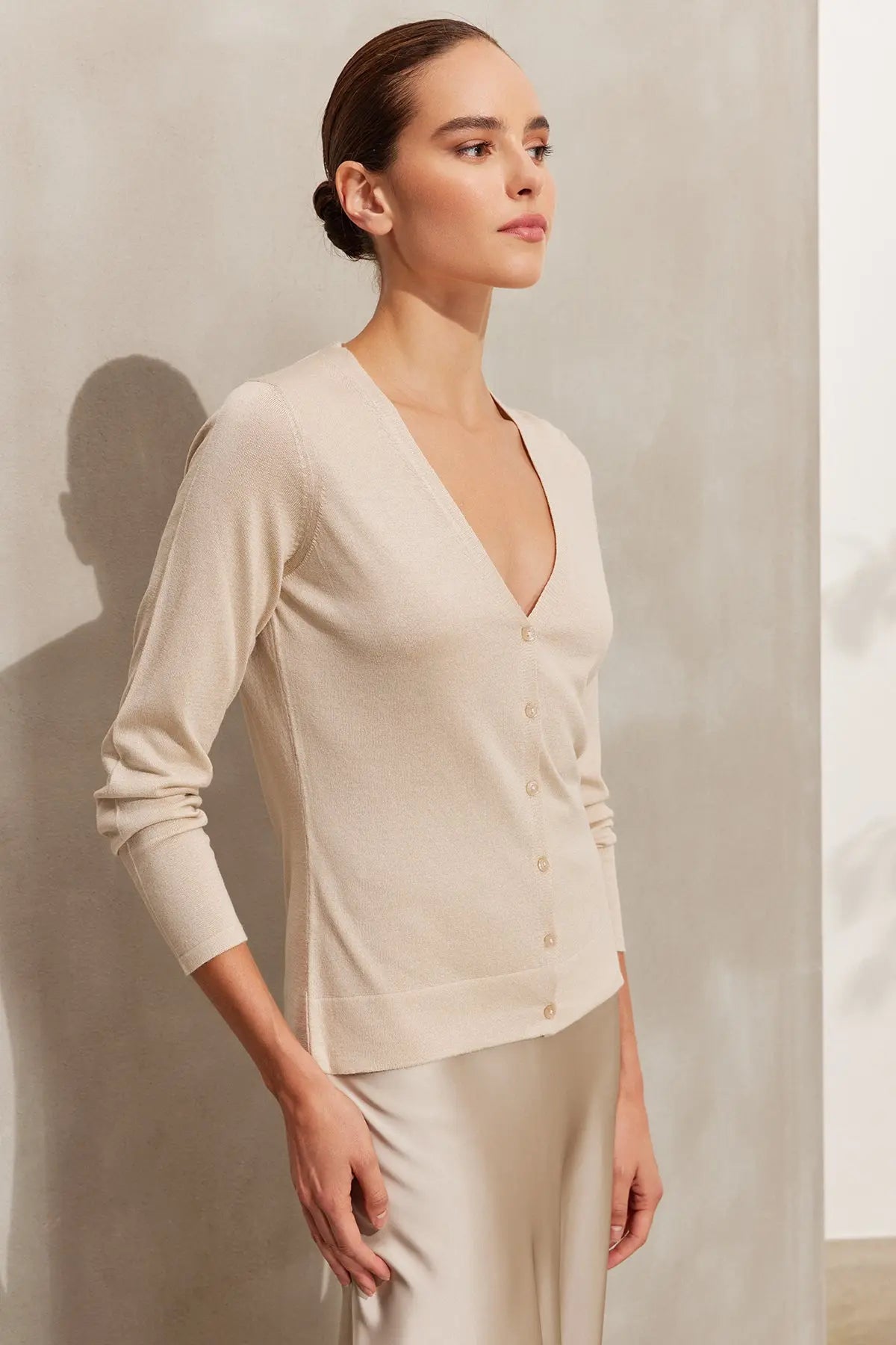 Açık Bej İpek ve Kaşmir Aleyna V Yaka Uzun Kollu Kadın Hırka Silk and Cashmere