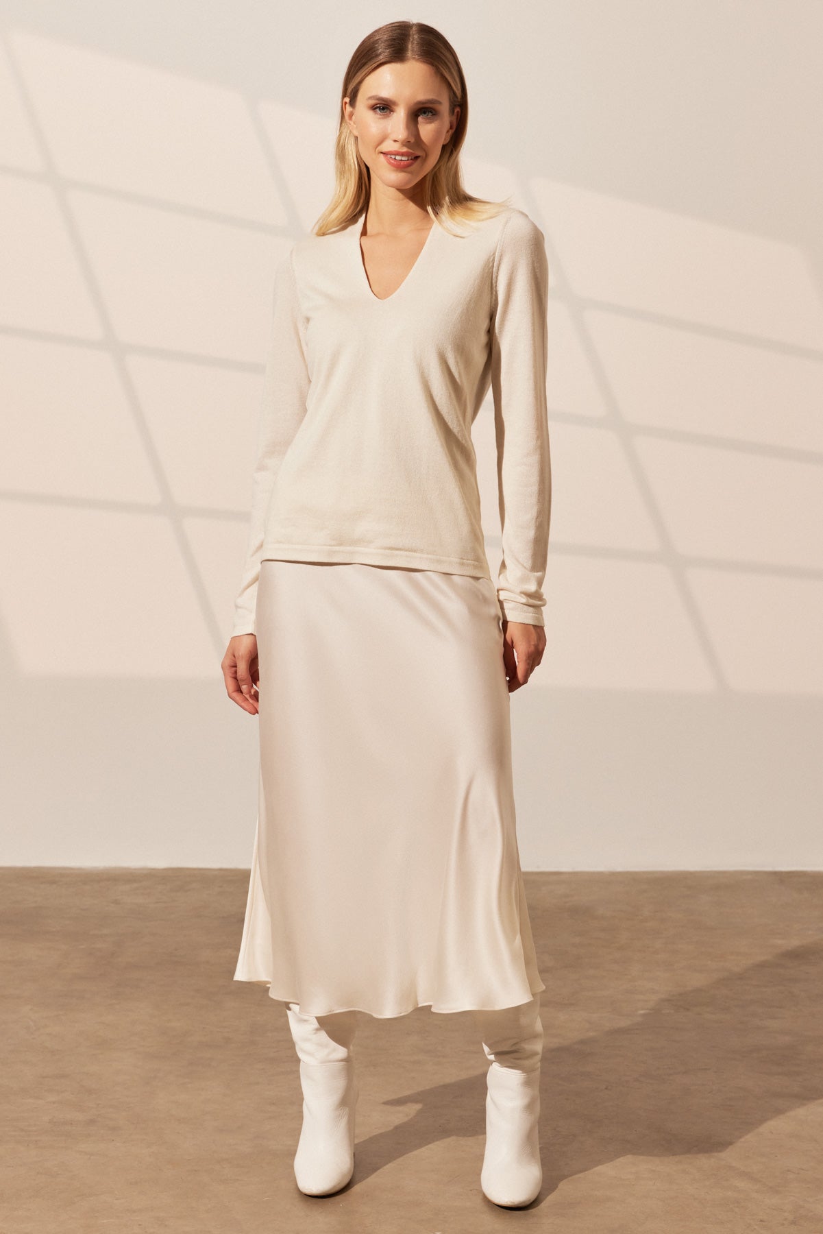 Ekru Aleyna İpek ve Kaşmir V Yaka Uzun Kollu Kadın Triko