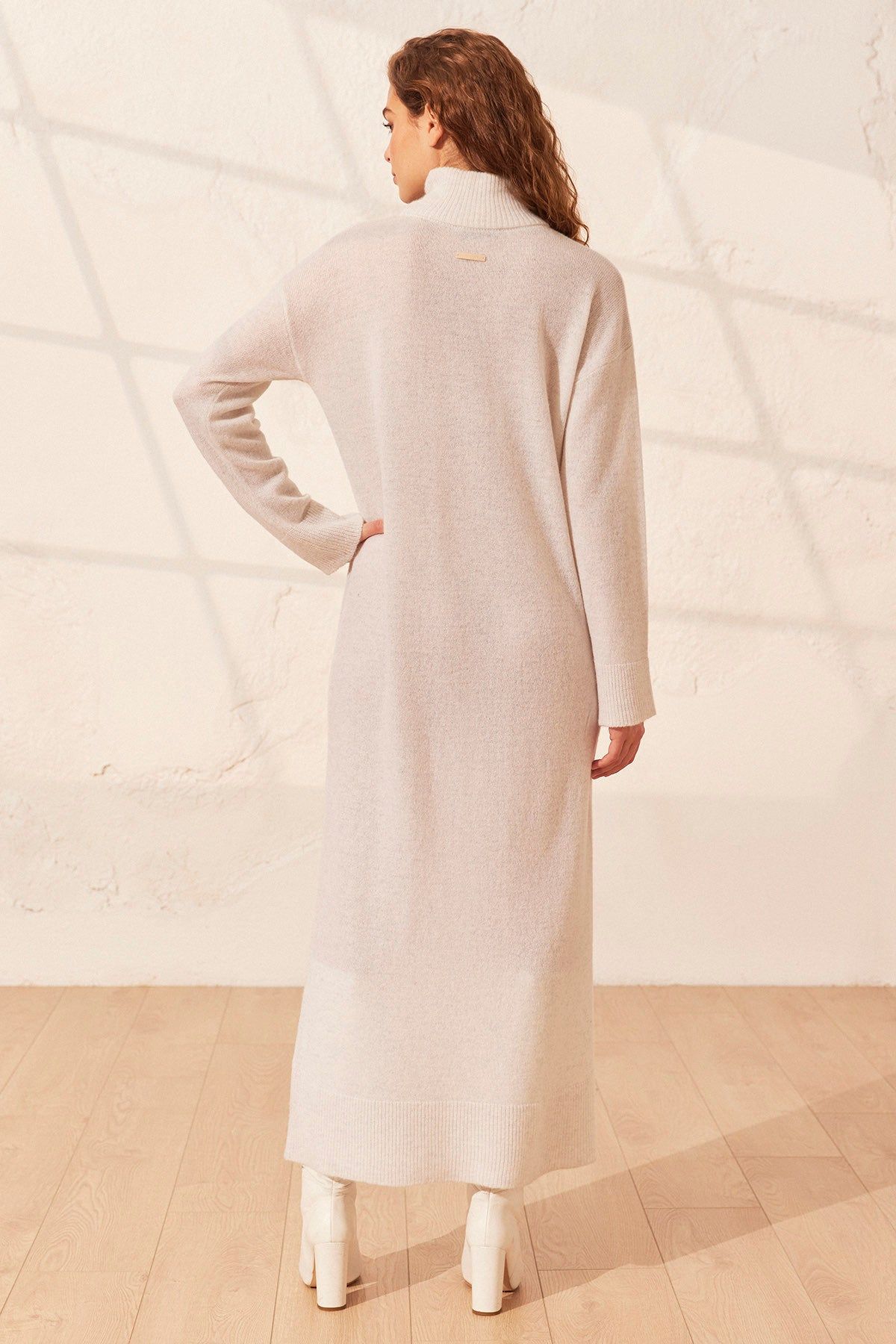 Ekru Tricennial Saf Kaşmir Balıkçı Yaka Uzun Kollu Kadın Elbise