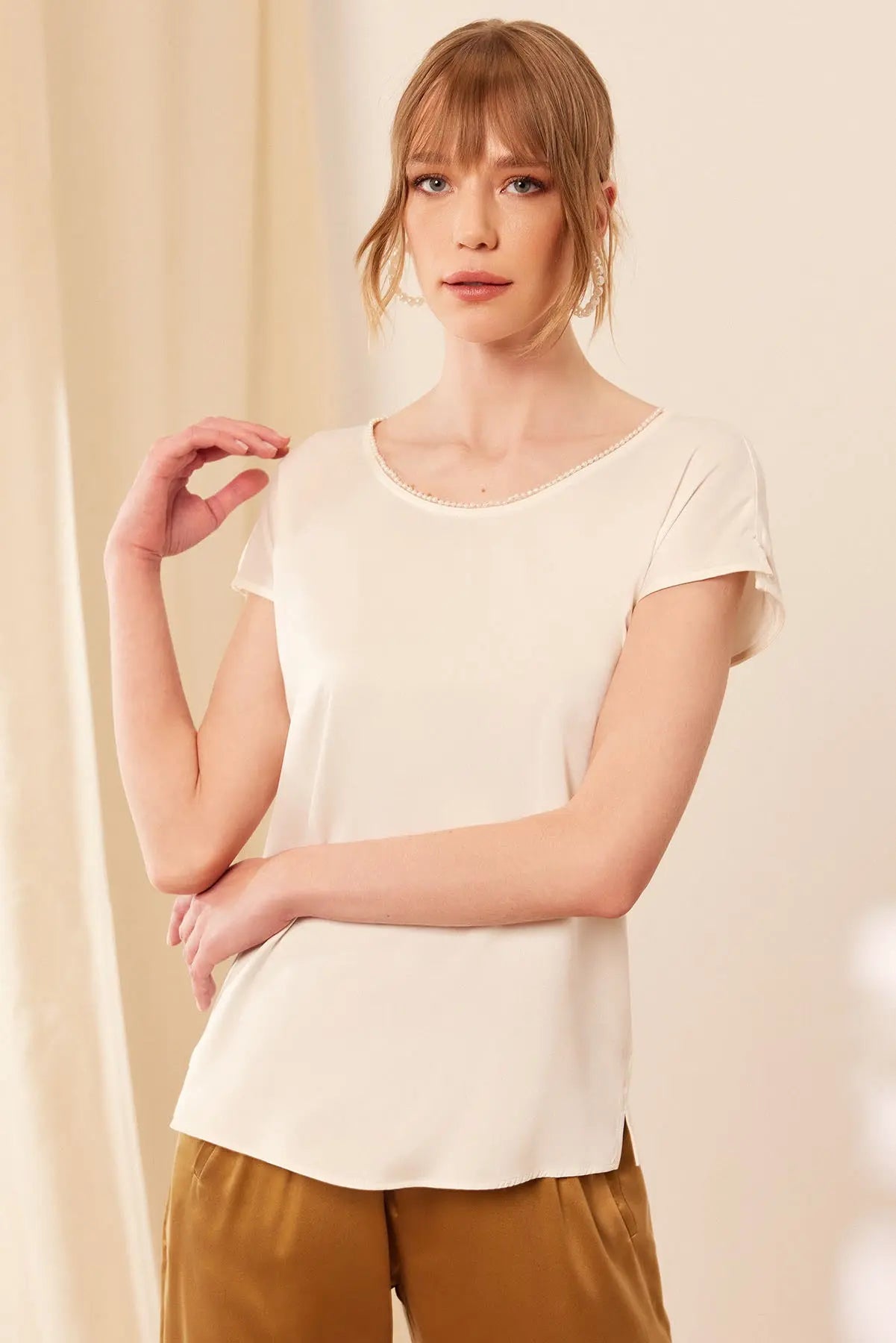 Beyaz Venüs Sunî İnci Detaylı Kısa Kollu İpek Bluz Silk and Cashmere