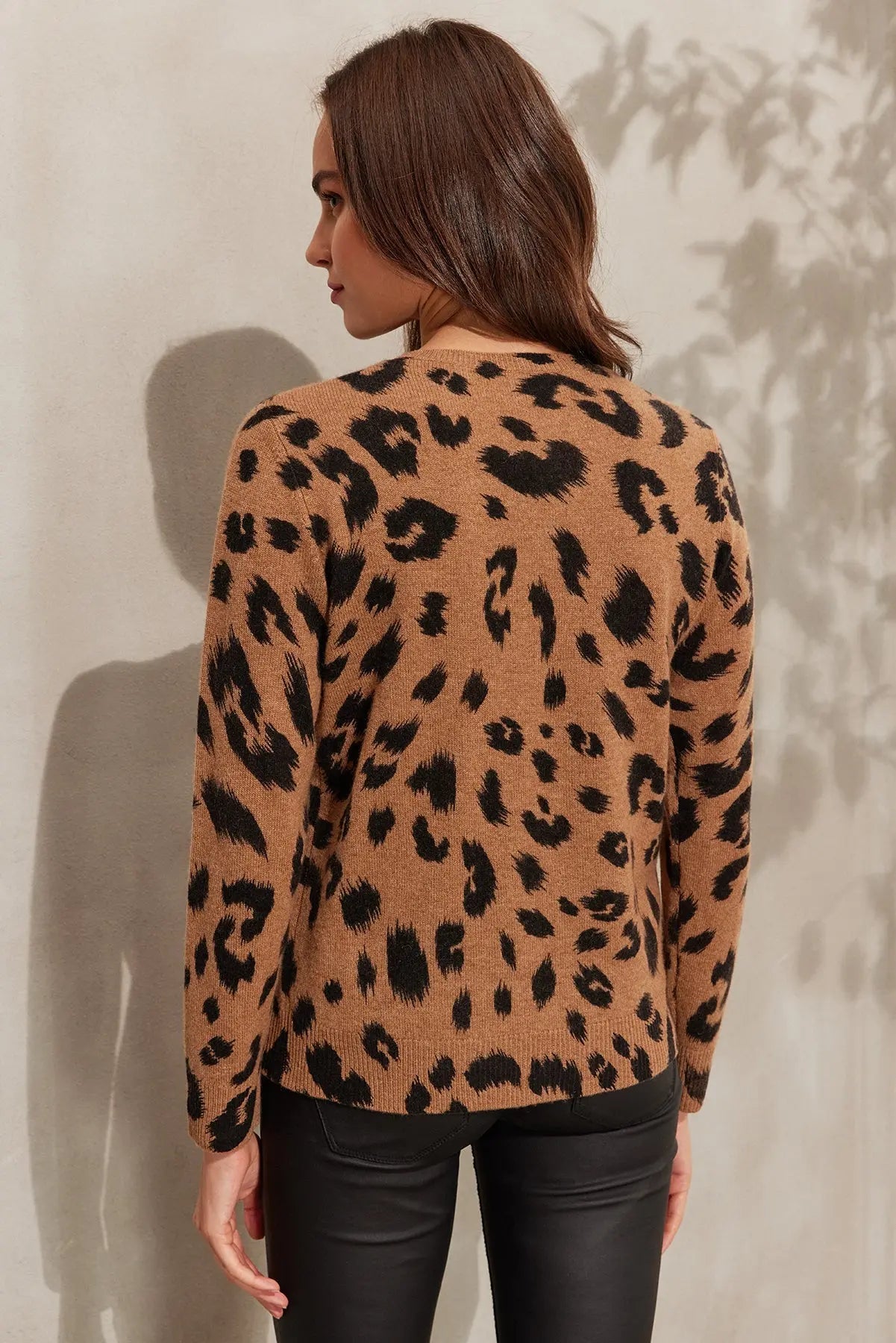 Camel Kaşmir Yün Leopar Baskılı Yuvarlak Yaka Uzun Kollu Kazak Silk and Cashmere