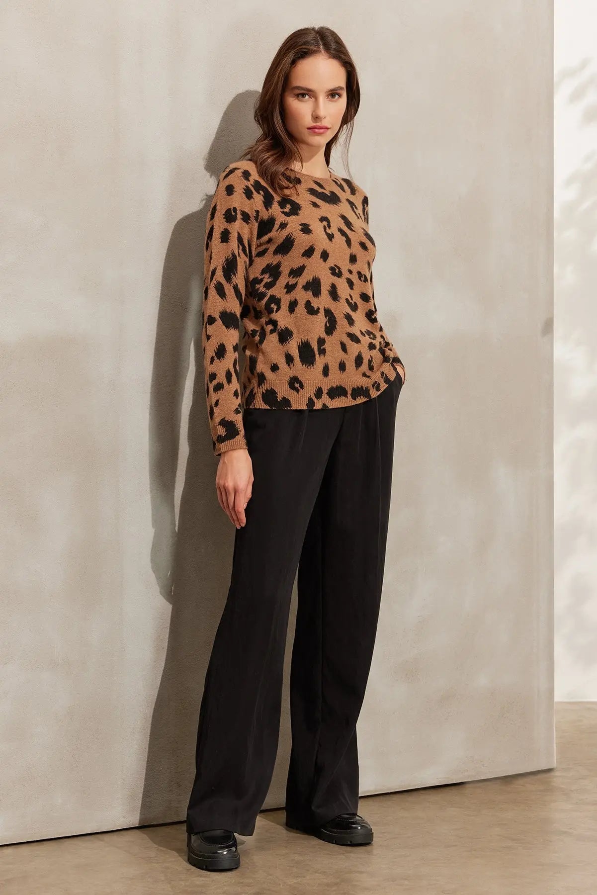 Camel Kaşmir Yün Leopar Baskılı Yuvarlak Yaka Uzun Kollu Kazak Silk and Cashmere