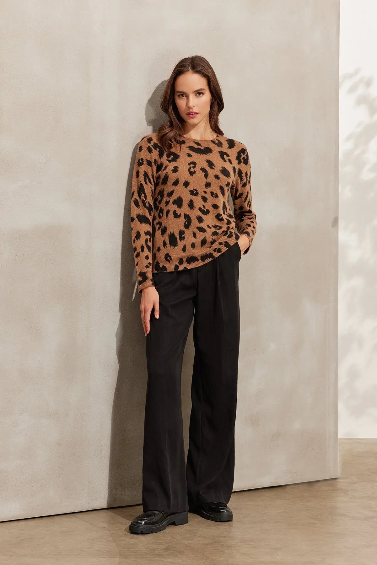 Camel Kaşmir Yün Leopar Baskılı Yuvarlak Yaka Uzun Kollu Kazak Silk and Cashmere