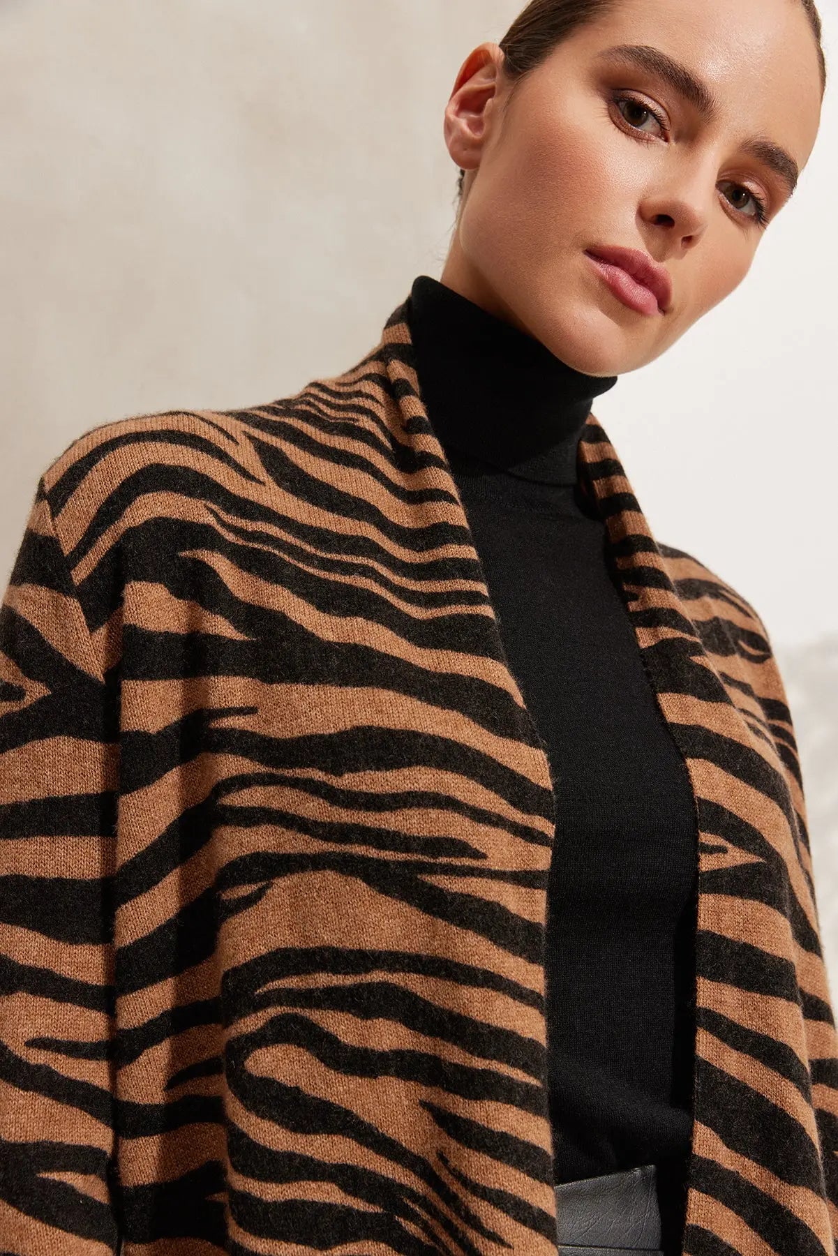 Camel Kaşmir Yün Zebra Baskılı Düğmesiz Uzun Kollu Hırka Silk and Cashmere