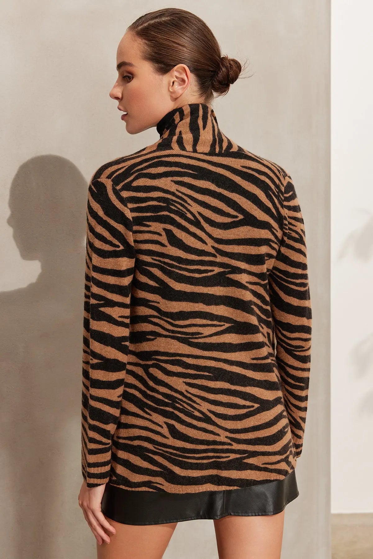 Camel Kaşmir Yün Zebra Baskılı Düğmesiz Uzun Kollu Hırka Silk and Cashmere