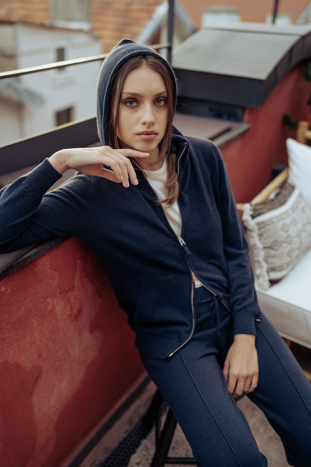 Lacivert Kaşmir ve Yün Geri Dönüştürülmüş  Reloved  Kadın Yüksek Yaka Kapüşonlu Hırka