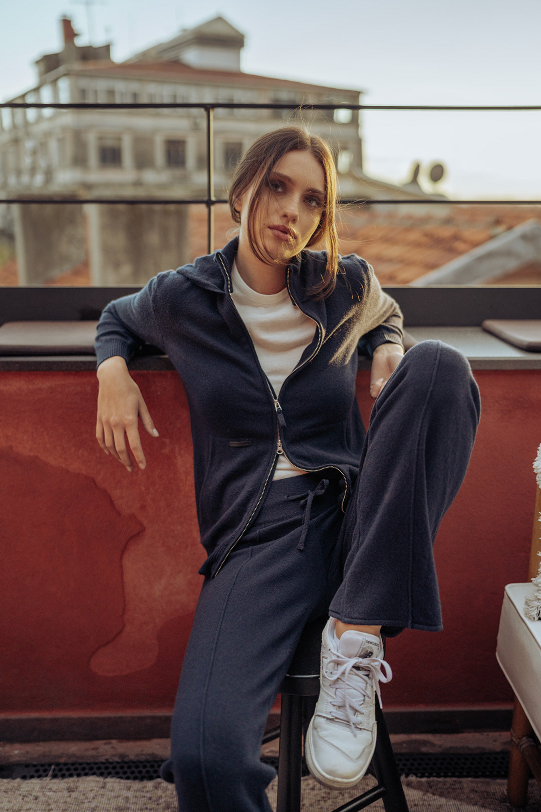 Lacivert Kaşmir ve Yün Geri Dönüştürülmüş  Reloved  Kadın Yüksek Yaka Kapüşonlu Hırka