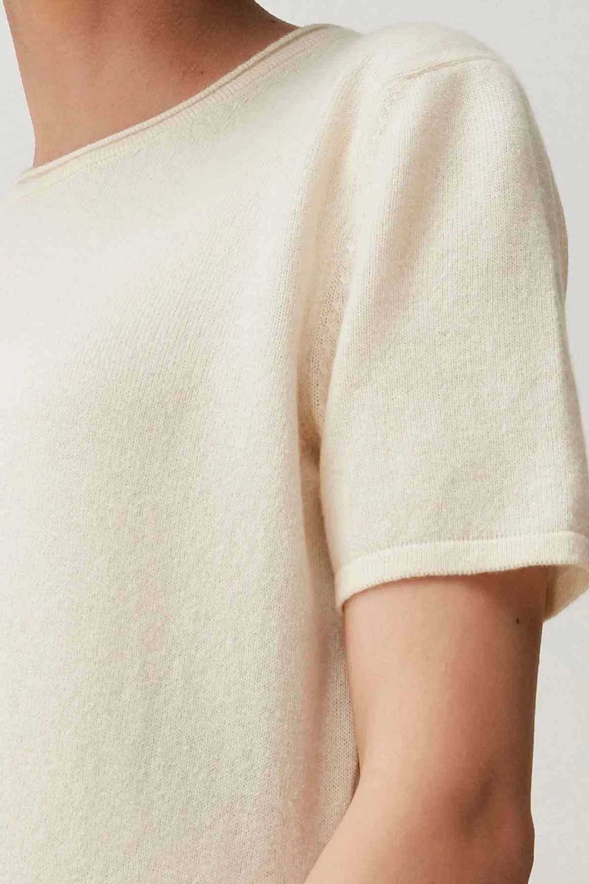 Ekru Saf Kaşmir Basic  Yuvarlak Yaka Kısa Kollu Kazak Silk and Cashmere