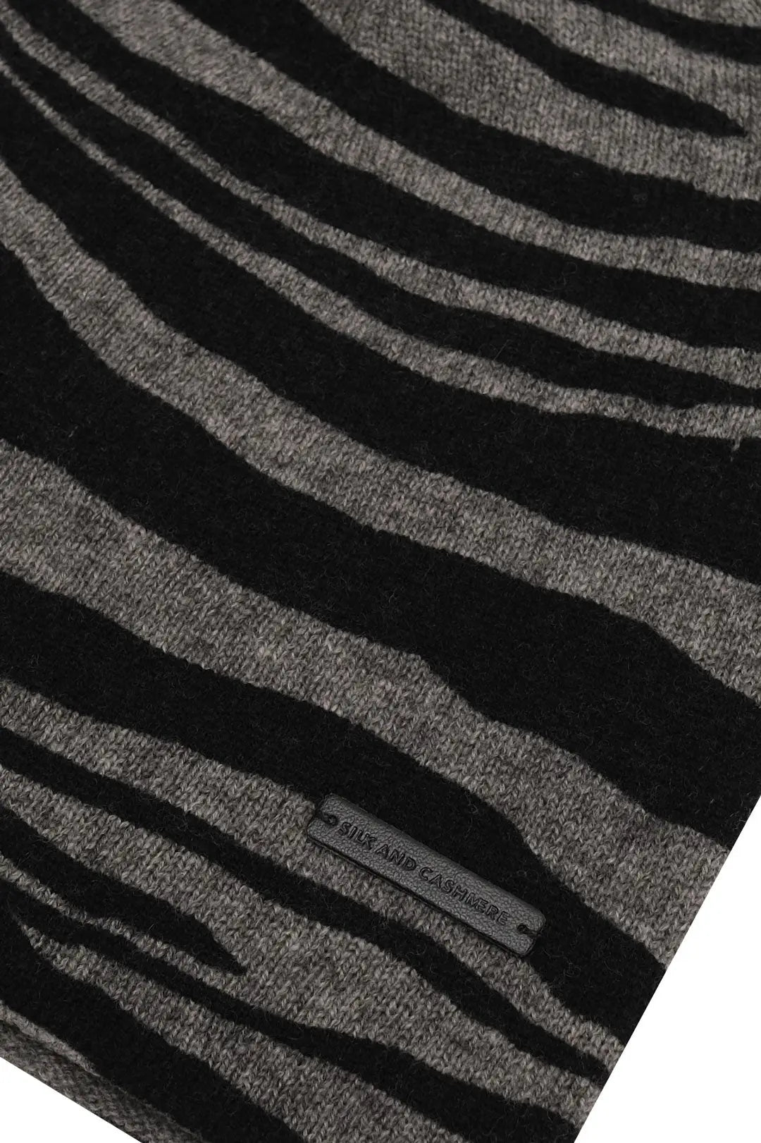 Gri Kamir Yün Zebra Desenli Bere Silk and Cashmere