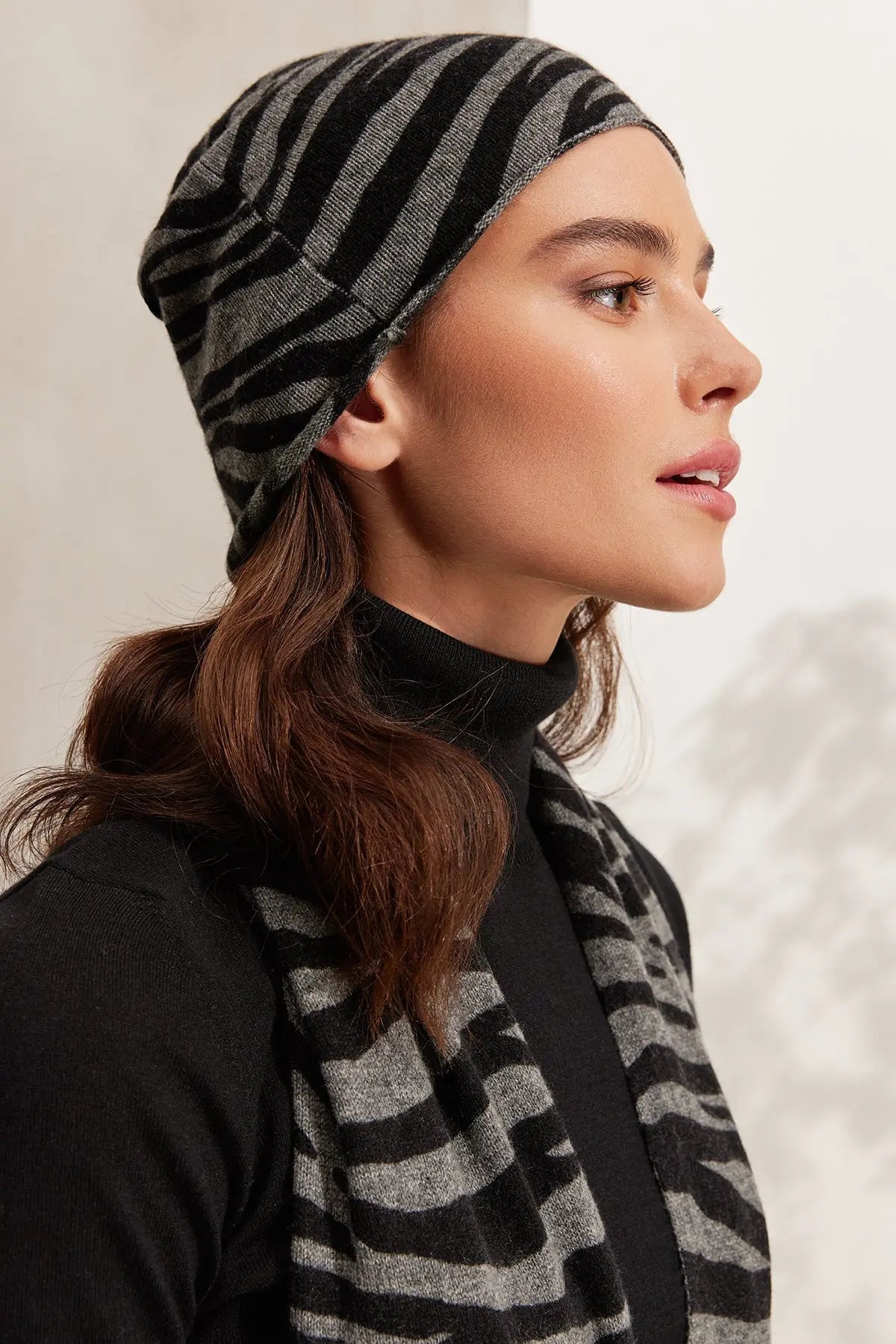 Gri Kaşmir Yün Zebra Baskılı Atkı 35 x 195 cm Silk and Cashmere