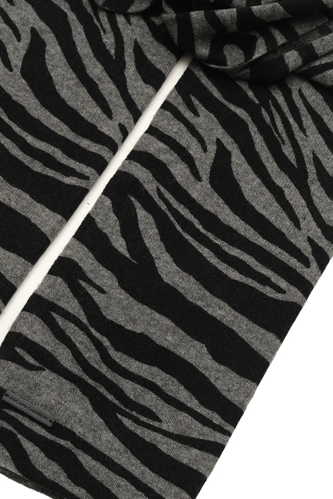 Gri Kaşmir Yün Zebra Baskılı Atkı 35 x 195 cm Silk and Cashmere