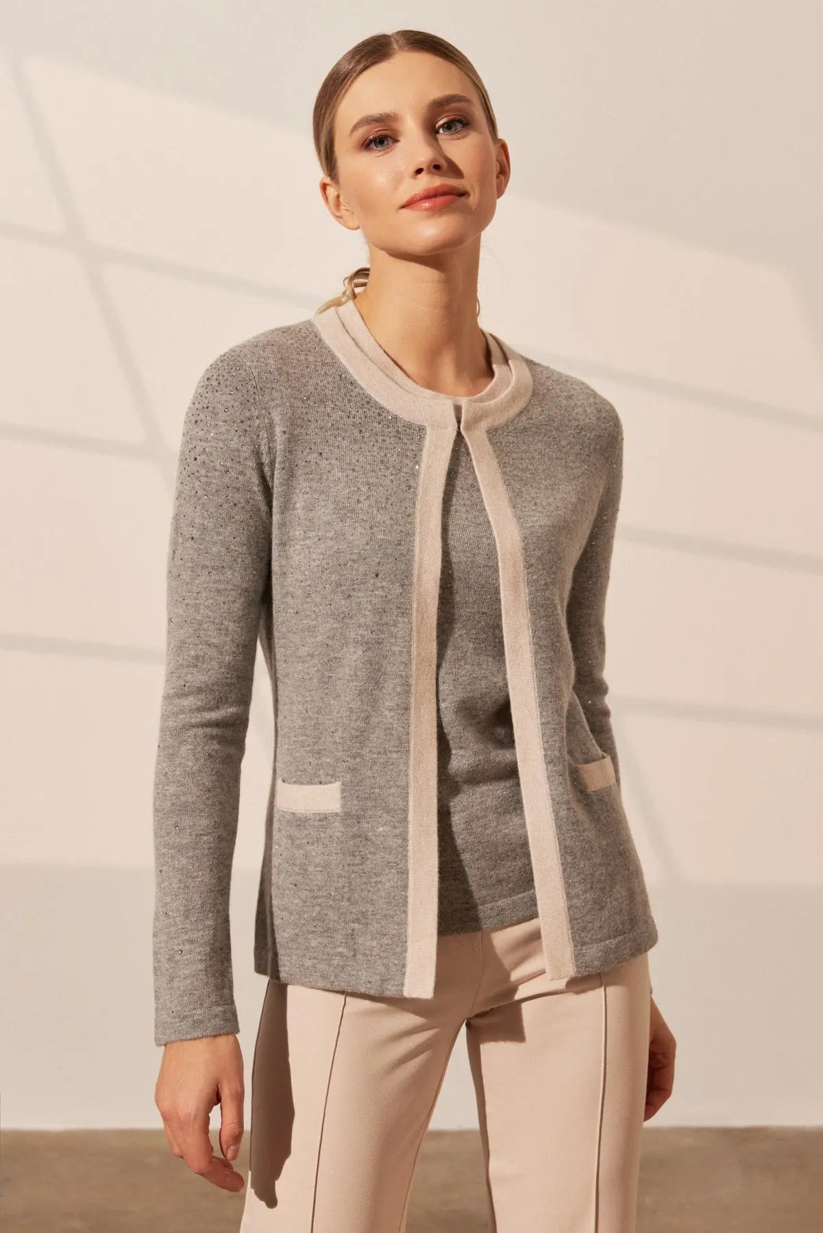 Gri Merill Merino Yünü Kaşmir Işıltılı Taş Detaylı Yuvarlak Yaka Uzun Kollu Kadın Hırka Silk and Cashmere