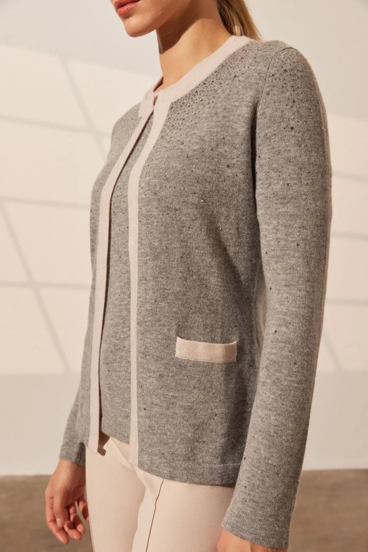 Gri Merill Merino Yünü Kaşmir Işıltılı Taş Detaylı Yuvarlak Yaka Uzun Kollu Kadın Hırka Silk and Cashmere