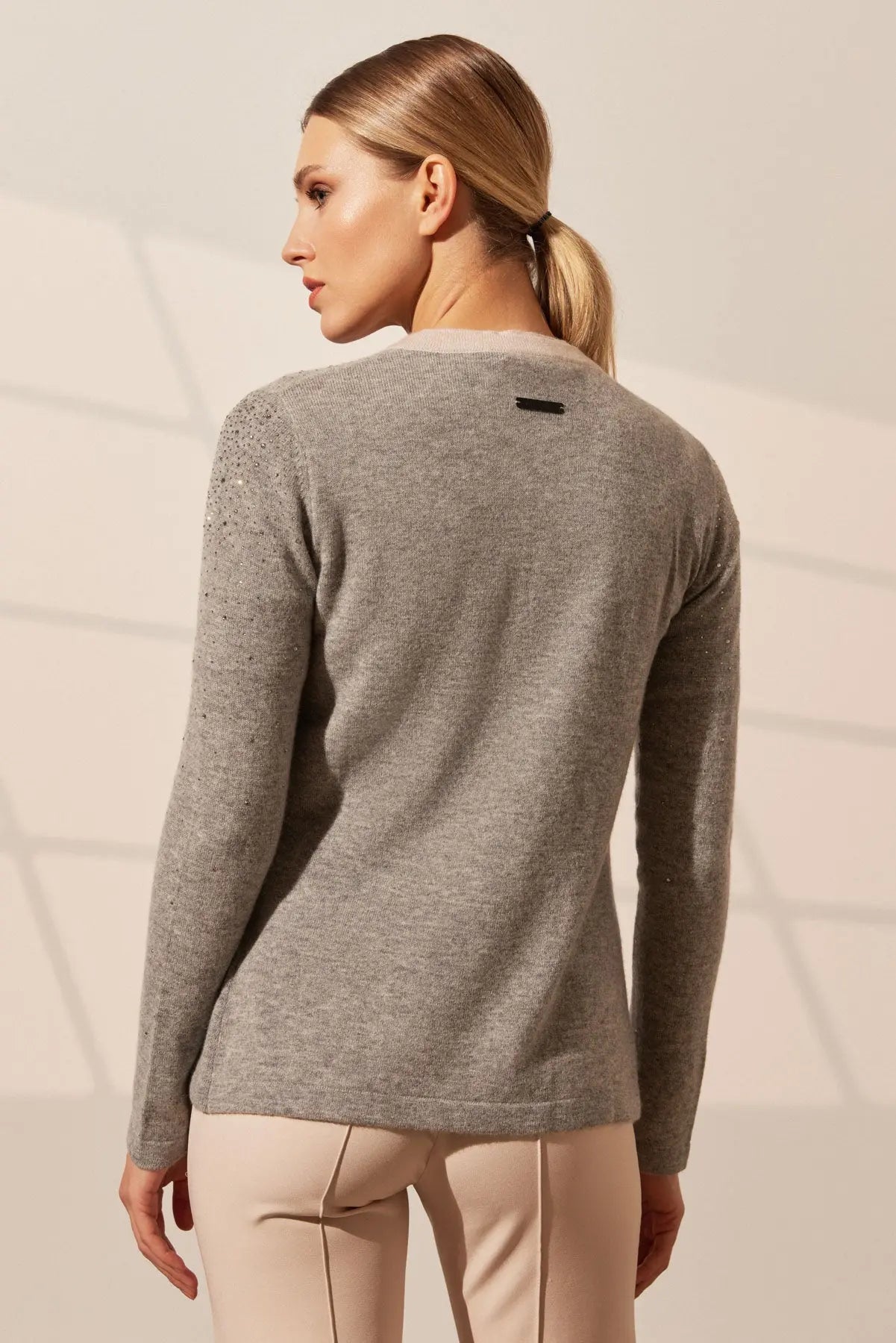 Gri Merill Merino Yünü Kaşmir Işıltılı Taş Detaylı Yuvarlak Yaka Uzun Kollu Kadın Hırka Silk and Cashmere