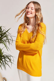 Hardal Kaşmir ve Avustralya Yünü Carole Ters Dikiş Detaylı V Yaka Uzun Kollu Kazak Silk and Cashmere