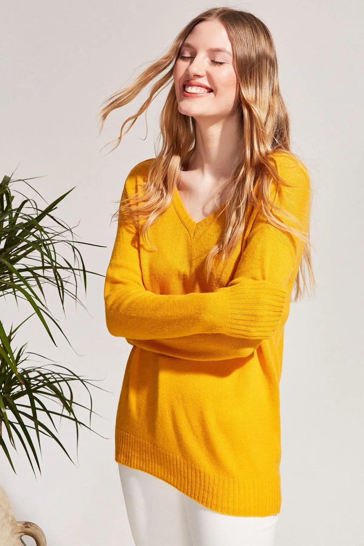 Hardal Kaşmir ve Avustralya Yünü Carole Ters Dikiş Detaylı V Yaka Uzun Kollu Kazak Silk and Cashmere