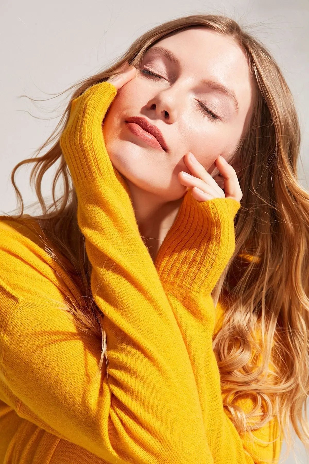 Hardal Kaşmir ve Avustralya Yünü Carole Ters Dikiş Detaylı V Yaka Uzun Kollu Kazak Silk and Cashmere