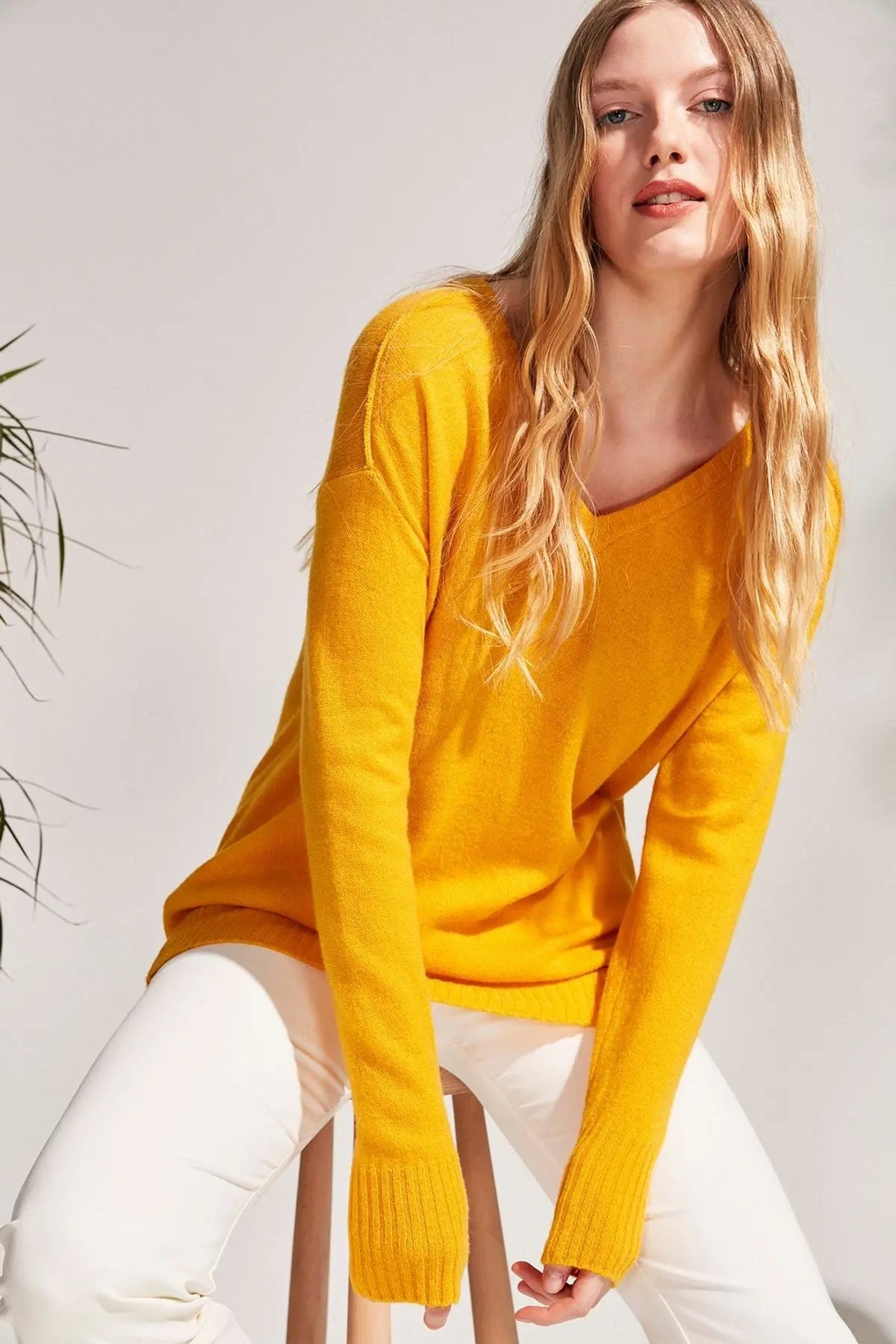 Hardal Kaşmir ve Avustralya Yünü Carole Ters Dikiş Detaylı V Yaka Uzun Kollu Kazak Silk and Cashmere