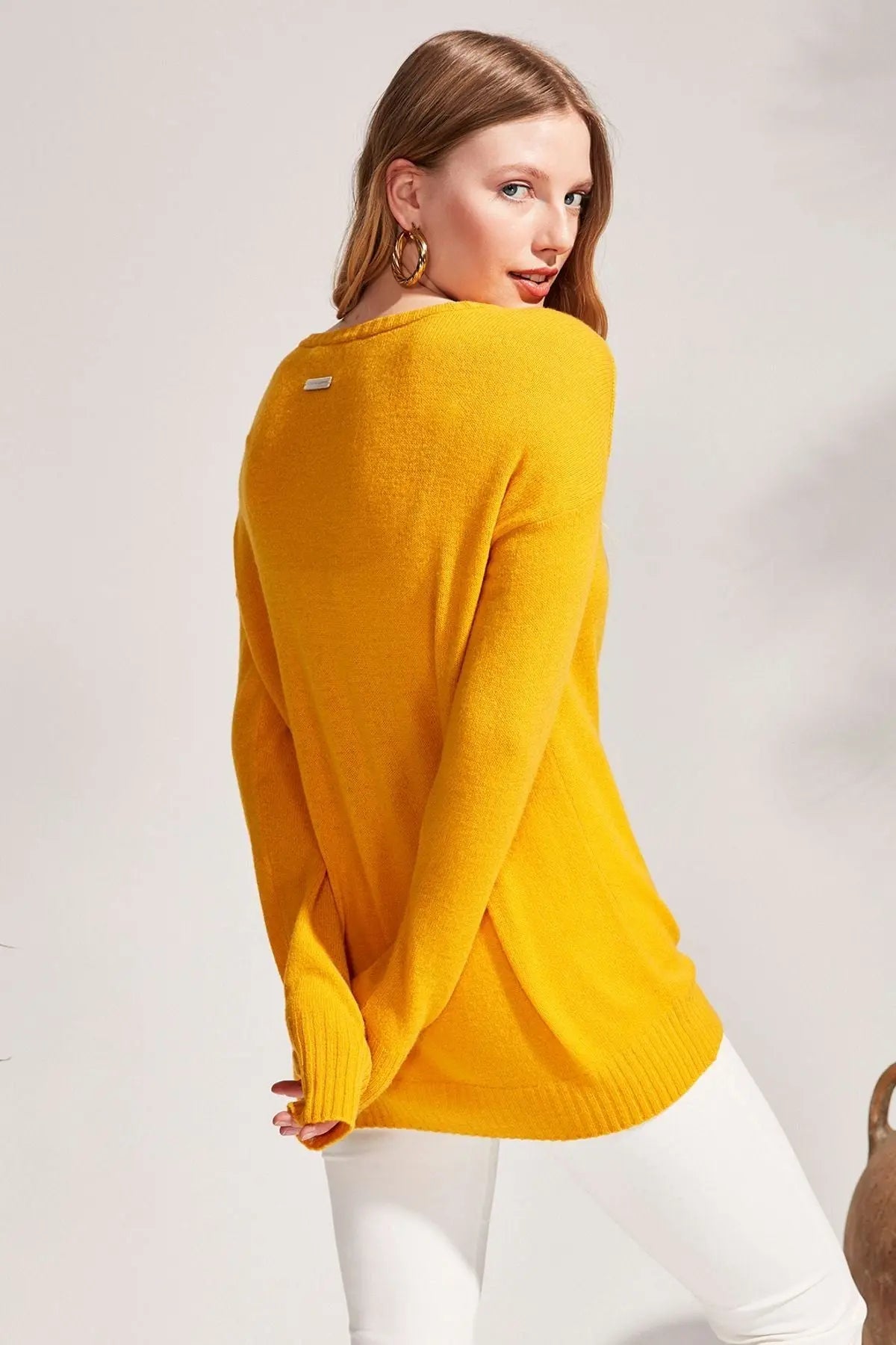 Hardal Kaşmir ve Avustralya Yünü Carole Ters Dikiş Detaylı V Yaka Uzun Kollu Kazak Silk and Cashmere