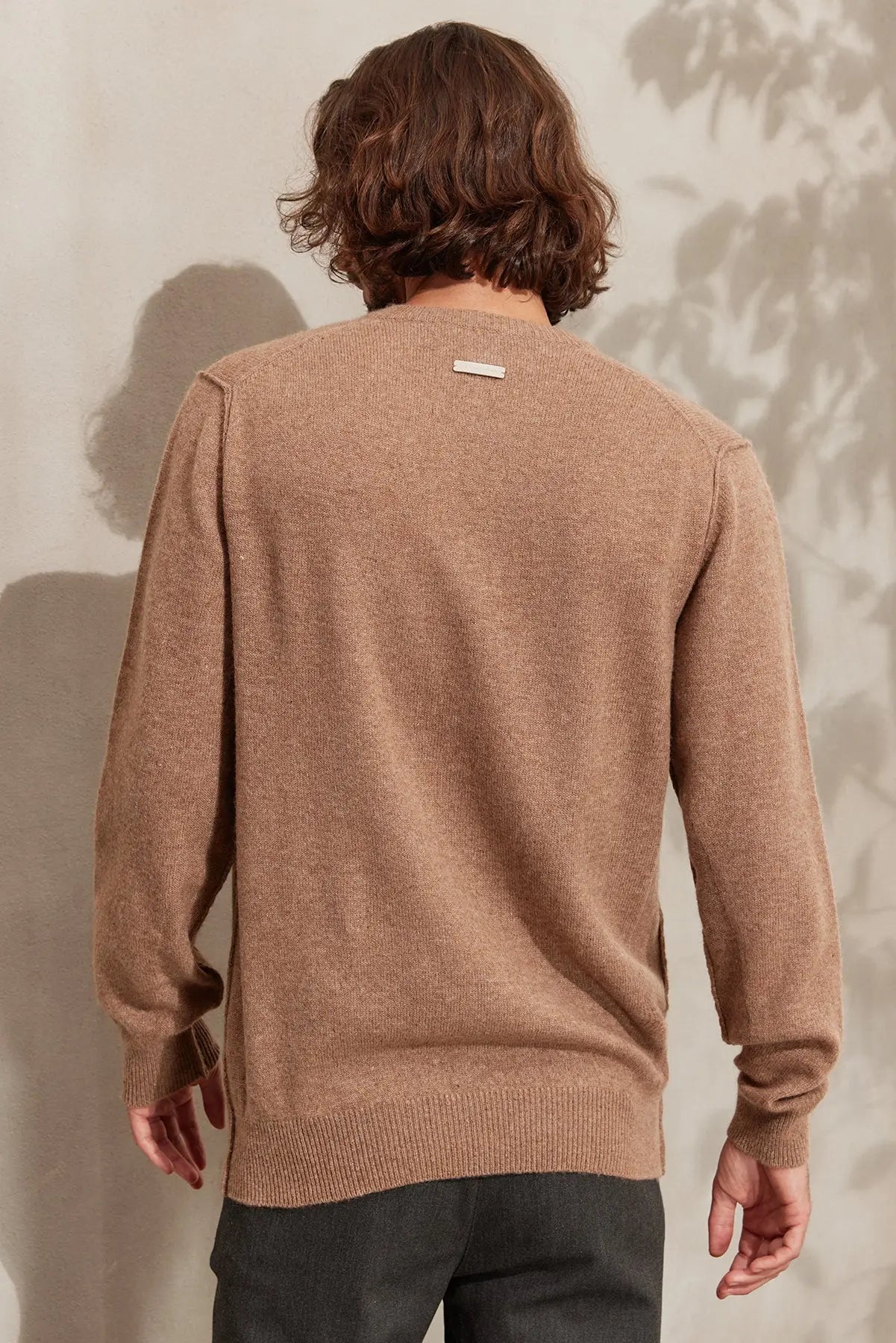 Koyu Bej Kaşmir ve Avustralya Yünü Erson Ters Dikiş Detaylı V Yaka Uzun Kollu Erkek Kazak Silk and Cashmere