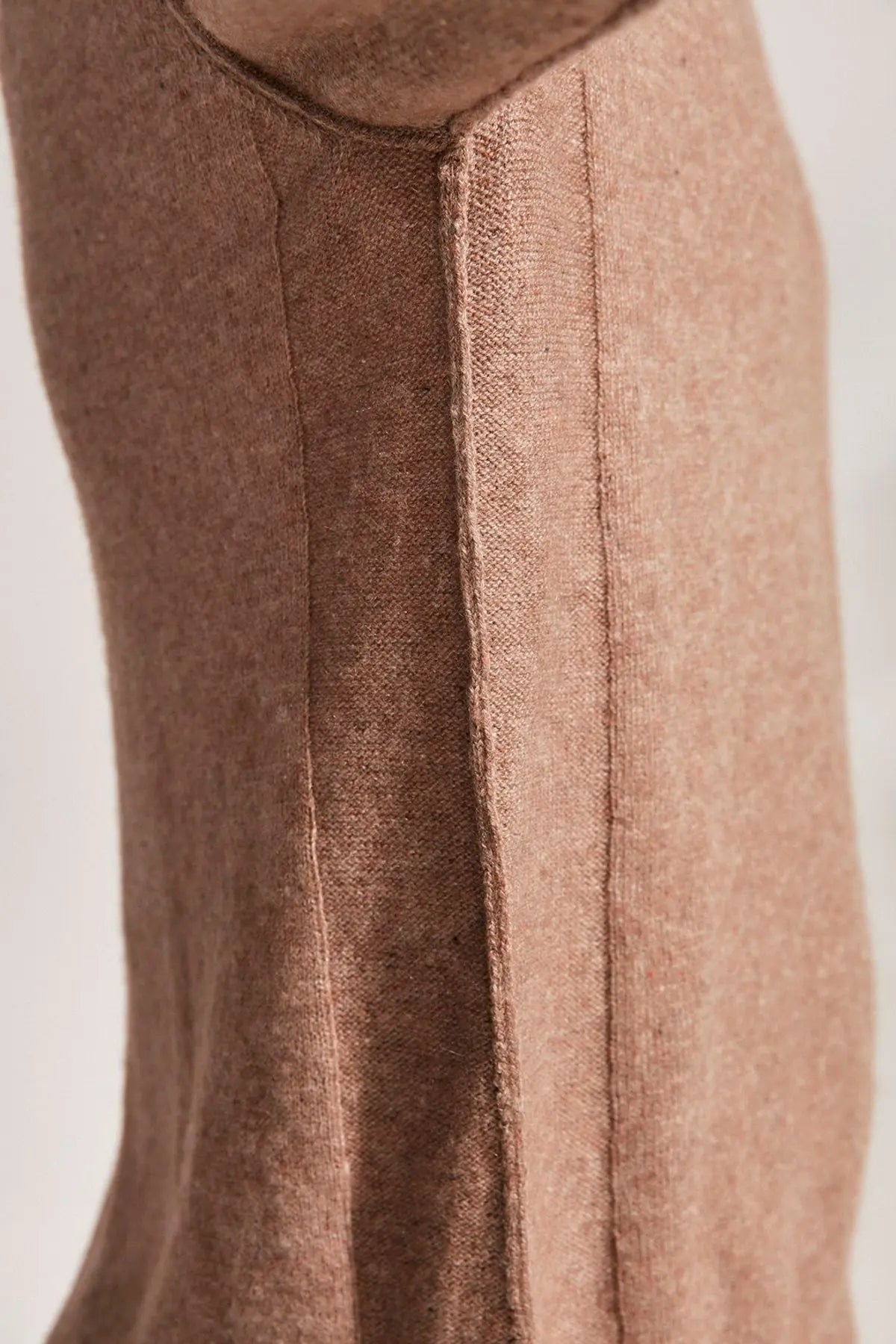 Koyu Bej Kaşmir ve Avustralya Yünü Erson Ters Dikiş Detaylı V Yaka Uzun Kollu Erkek Kazak Silk and Cashmere