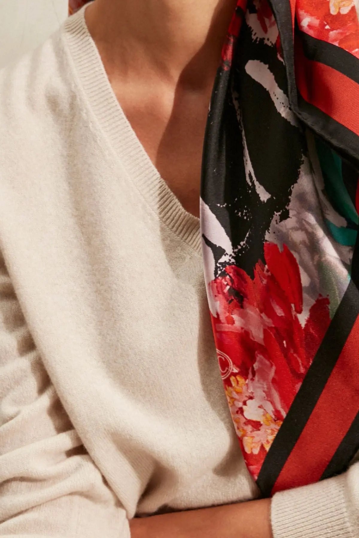 Kum Beji Saf Kamir Veronique V Yaka Uzun Kollu Kazak Silk and Cashmere