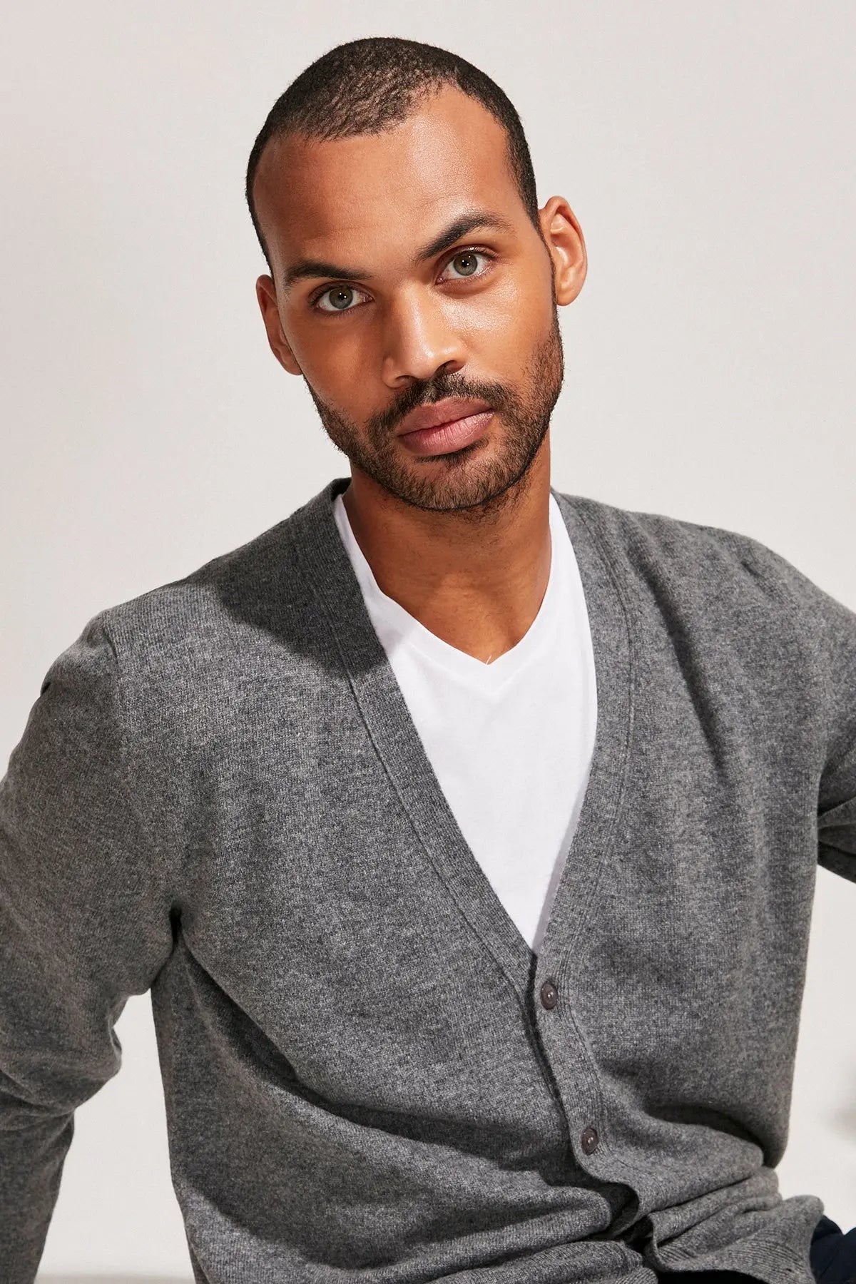 Orta Gri Melanj Saf Kaşmir Arma V Yaka Uzun Kollu Erkek Hırka Silk and Cashmere