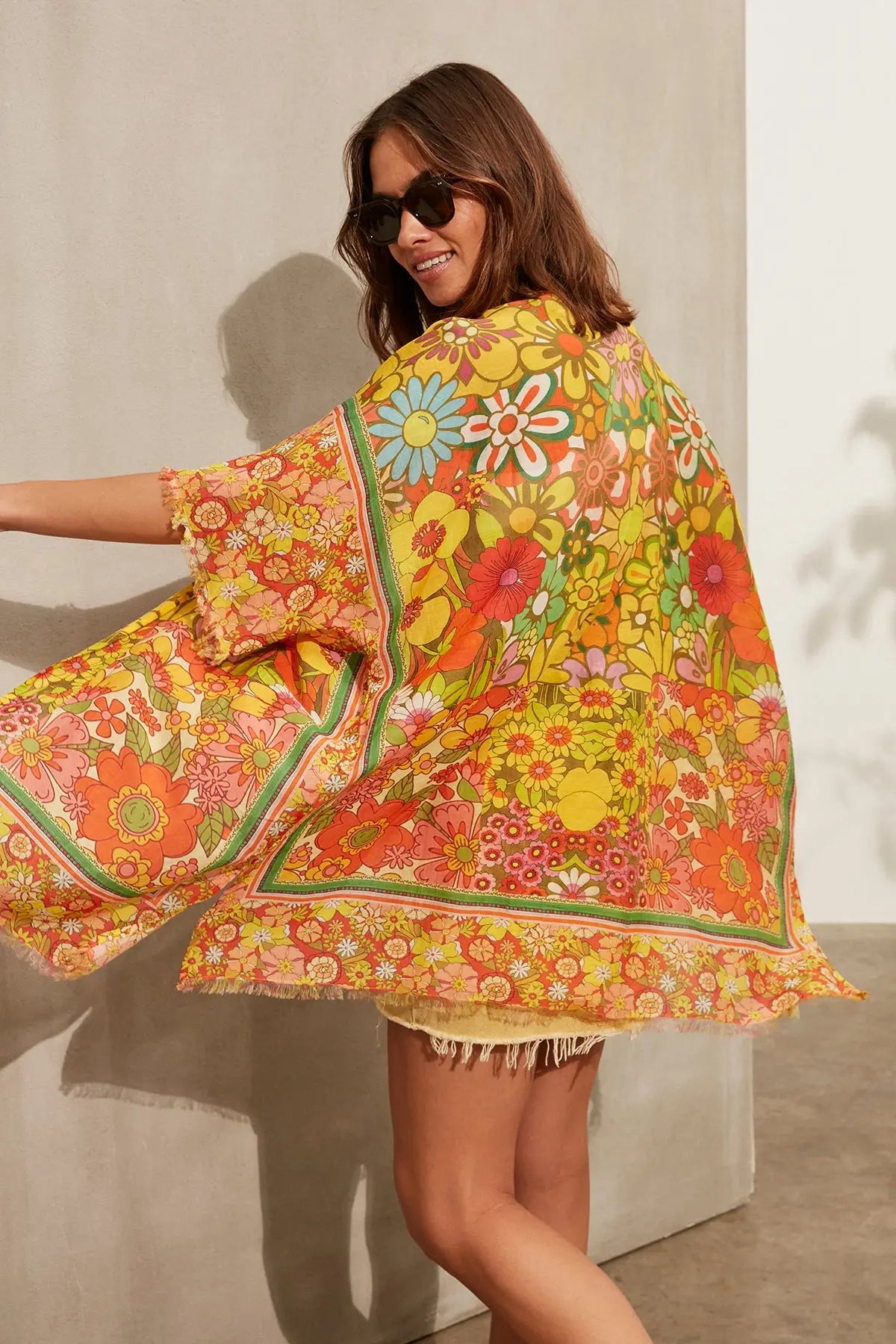 Sarı İpekli Çiçek Desenli Kısa Kimono Silk and Cashmere