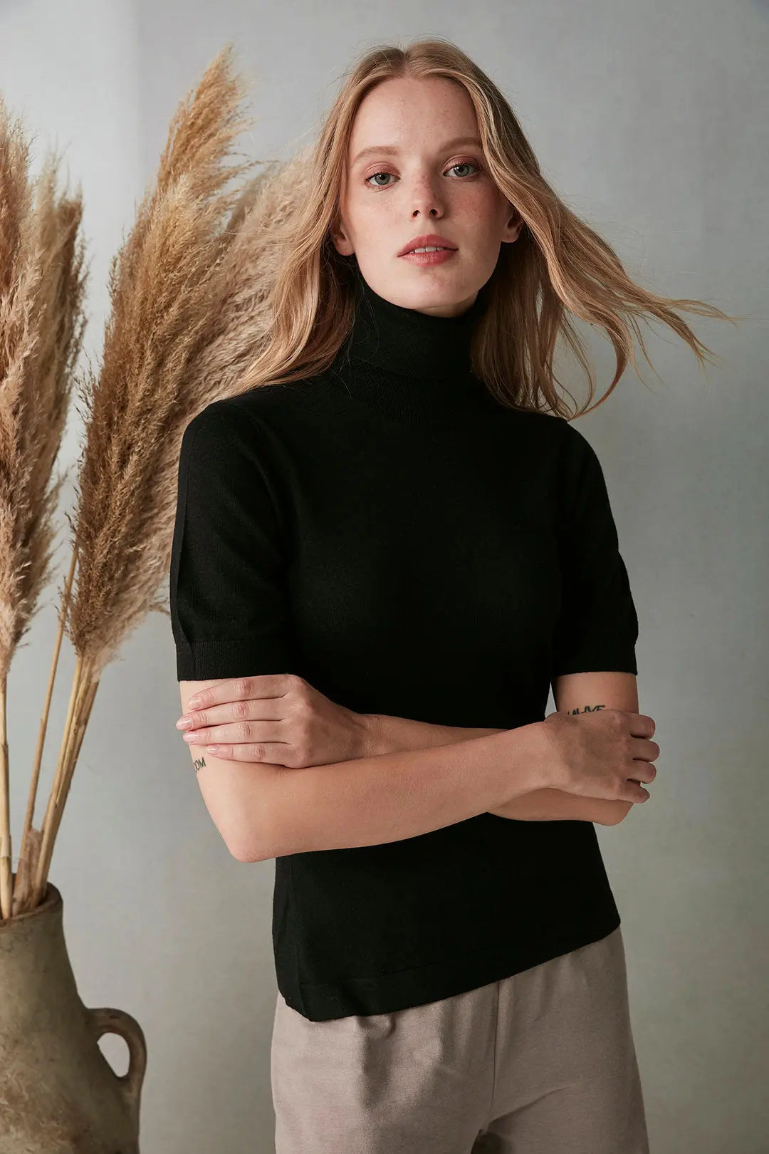 Siyah İpek ve Kaşmir Balıkçı Yaka Kısa Kollu Aleyna Triko Silk and Cashmere