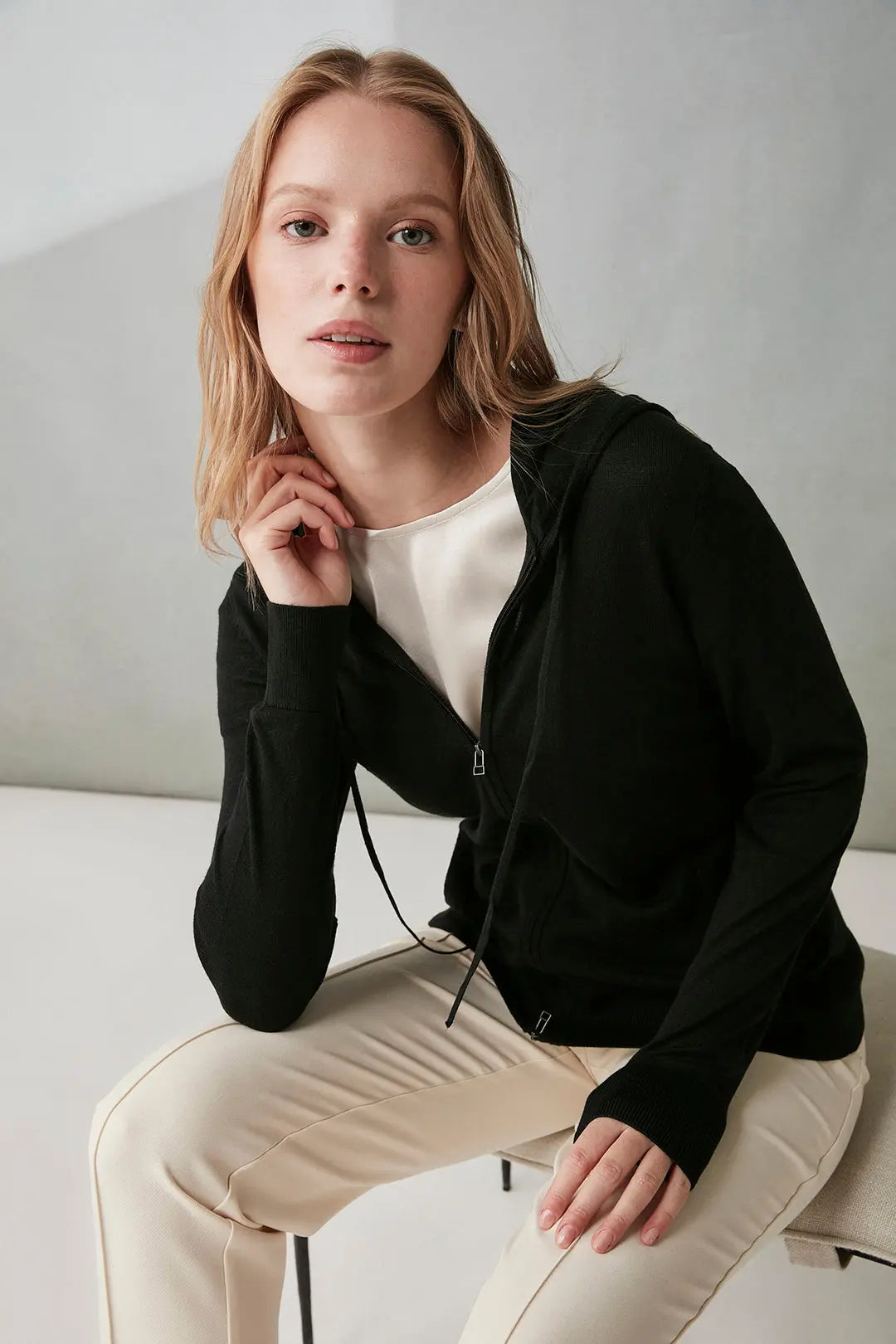 Siyah İpek ve Kaşmir Kapüşonlu Uzun Kollu Aleyna Hırka Silk and Cashmere