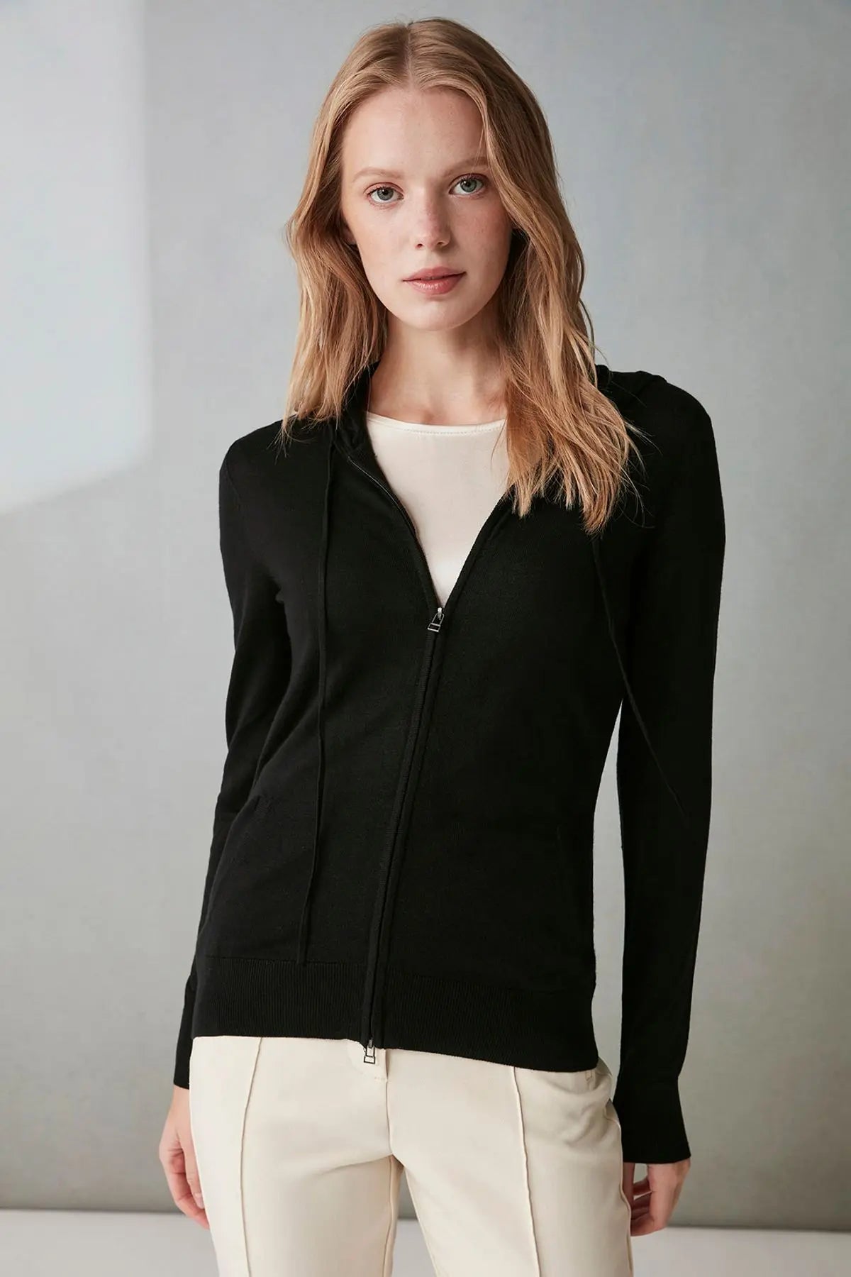 Siyah İpek ve Kaşmir Kapüşonlu Uzun Kollu Aleyna Hırka Silk and Cashmere